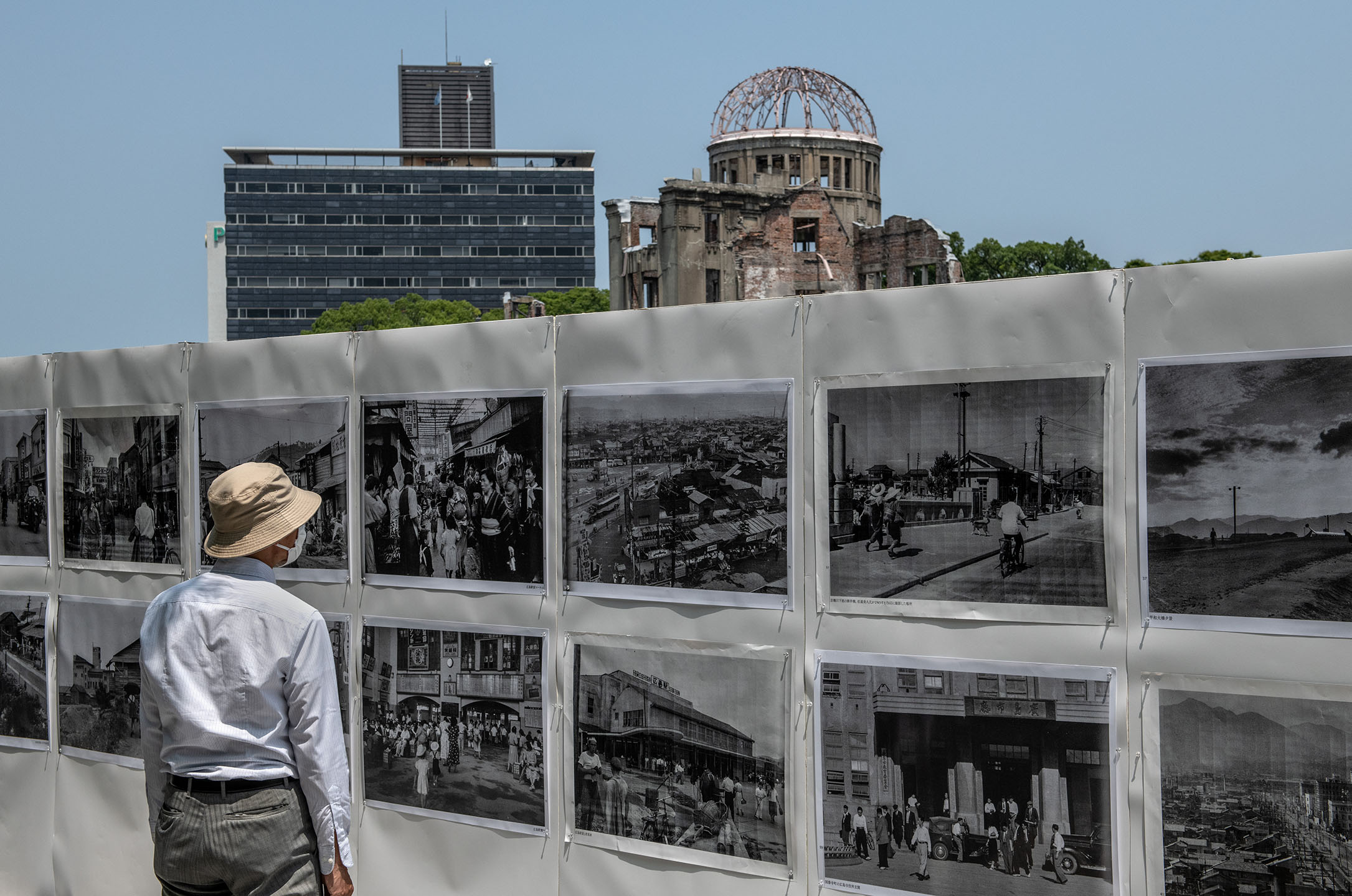 2020年8月5日，日本广岛，一名男子正在观看广岛被原子弹袭击摧毁后的照片展览。摄：Carl Court/Getty Images