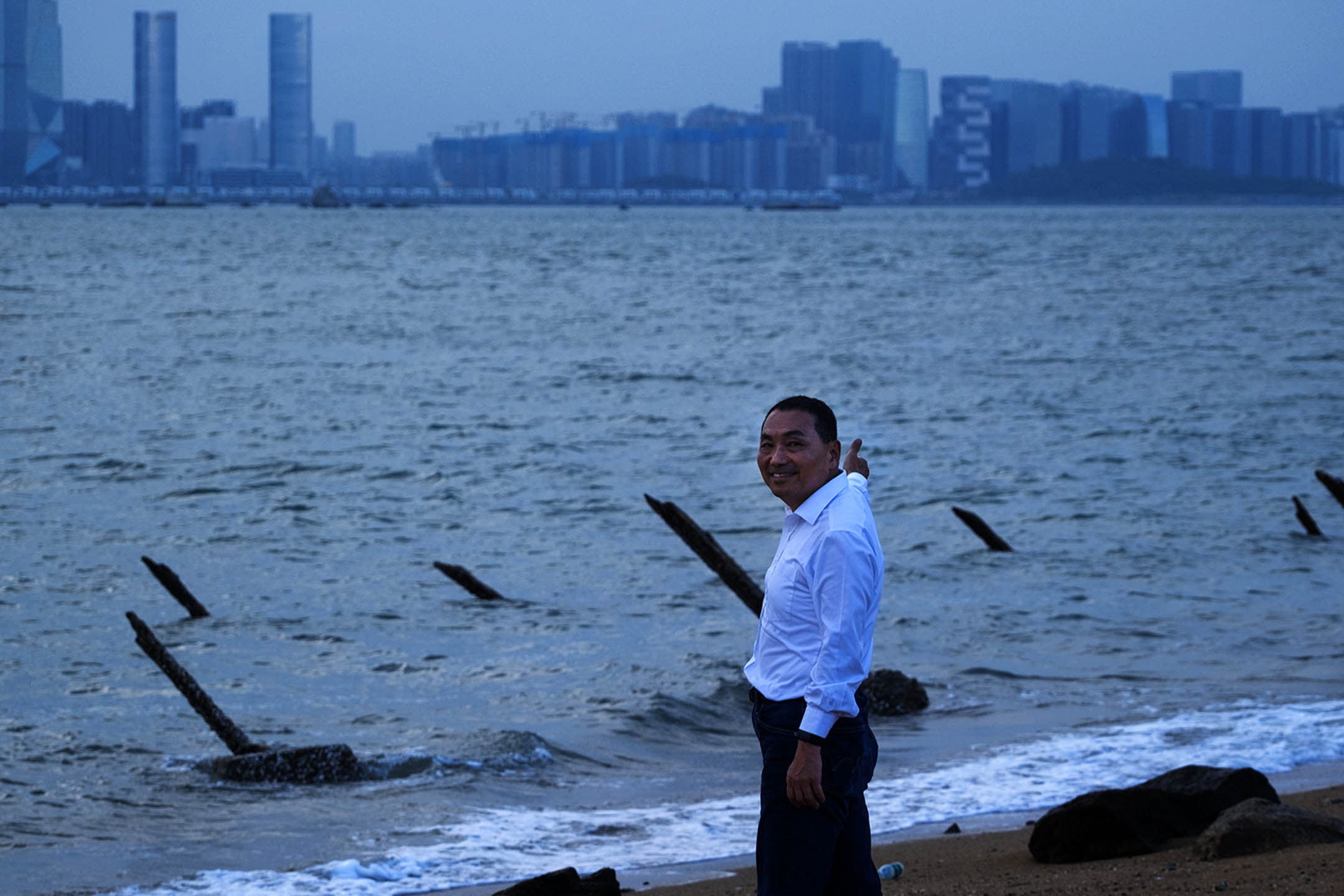 2023年8月22日，金门烈屿乡，国民党总统参选人侯友宜到海边远眺厦门。摄：陈焯𪸩/端传媒