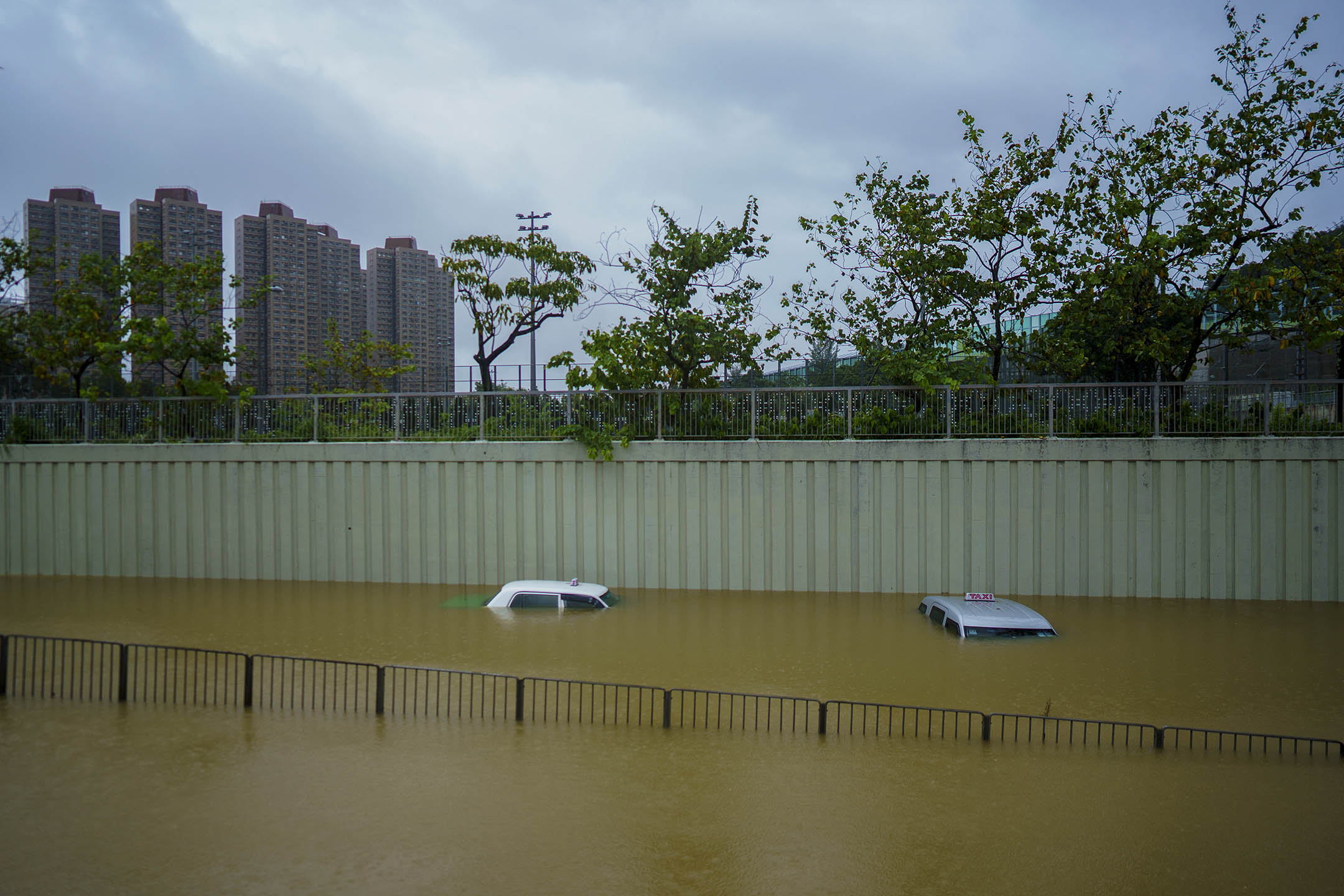 2023年9月8日，香港，暴雨期间，的士被洪水淹没。摄：Justin Chin/Bloomberg via Getty Images