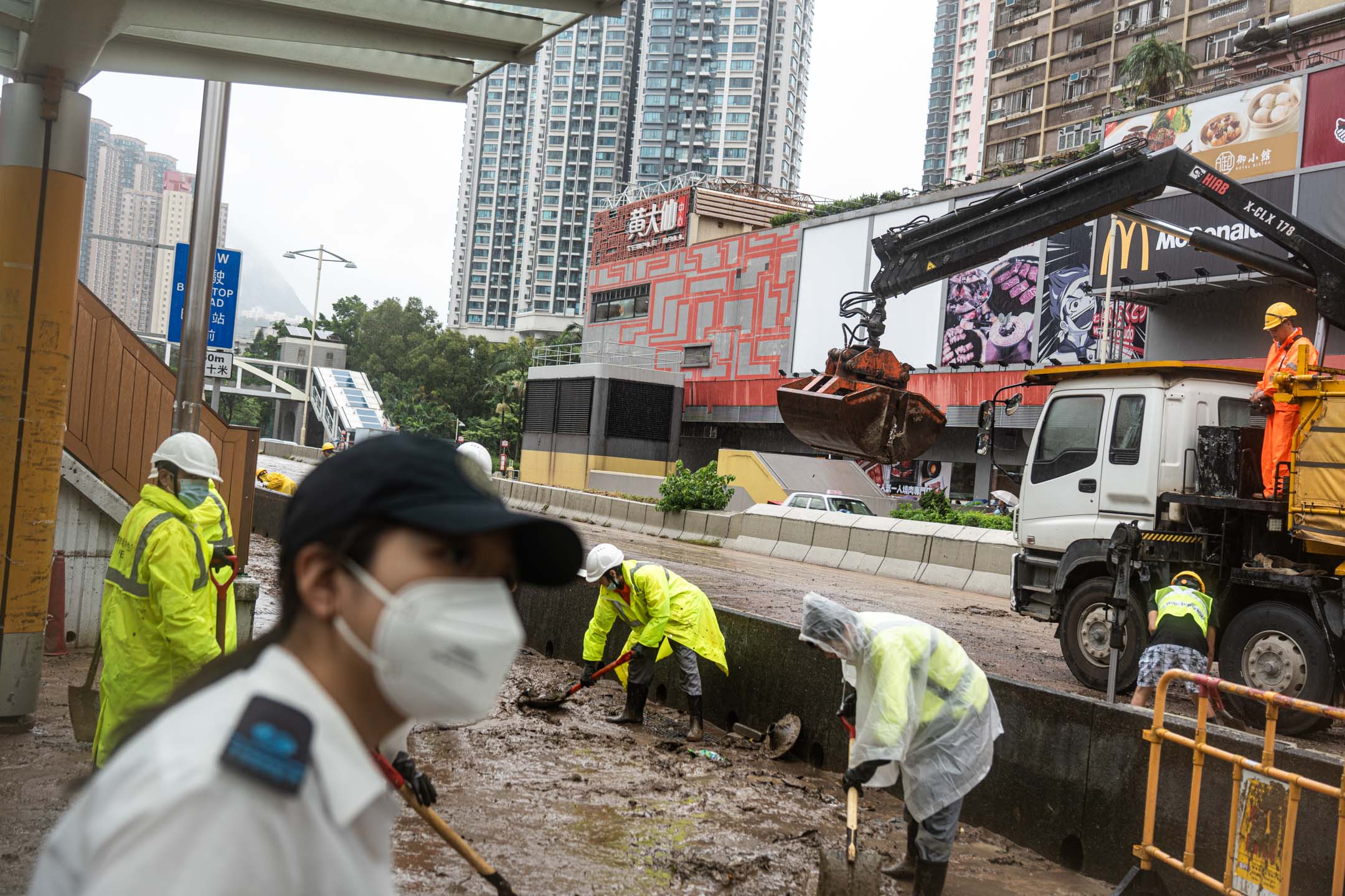 2023年9月8日，大水退后，工人正在清理路面的污泥。摄：Ryan Lai/端传媒