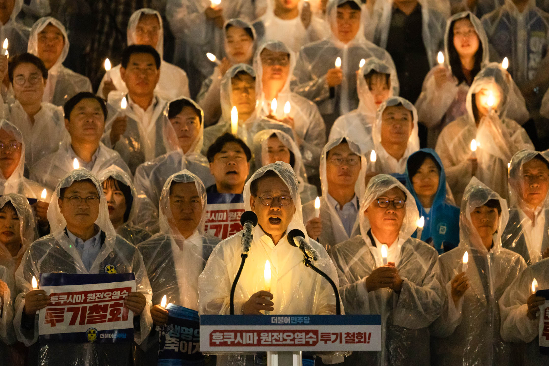 2023年2月23日，韩国首尔，民主党党首李在明（中）抗议日本排放福核废水。摄：SeongJoon Cho/Bloomberg via Getty Images