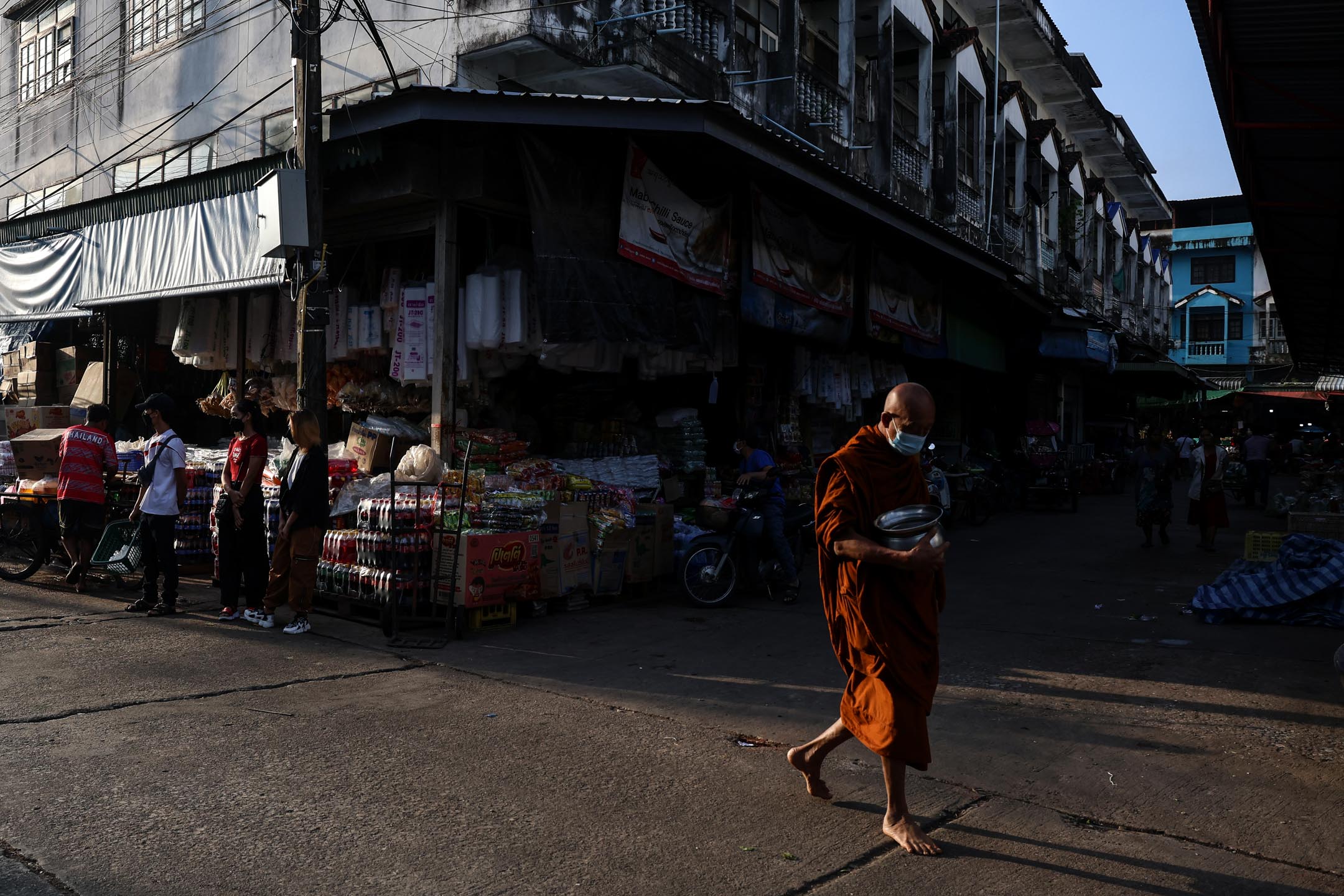 2023年8月18日，在泰缅边境的小镇，一名憎侣在市集经过。摄：Valeria Mongelli/Bloomberg via Getty Images