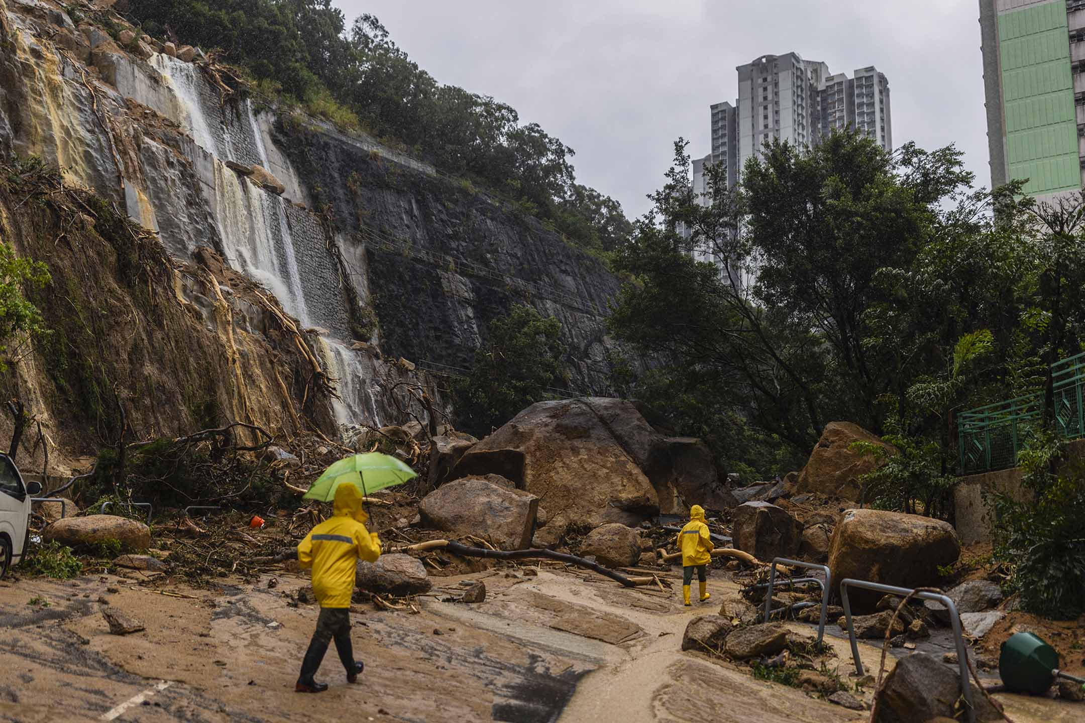 2023年9月8日，香港，暴雨过后，工人山泥倾泻现场。摄：Louise Delmotte/AP/达志影像