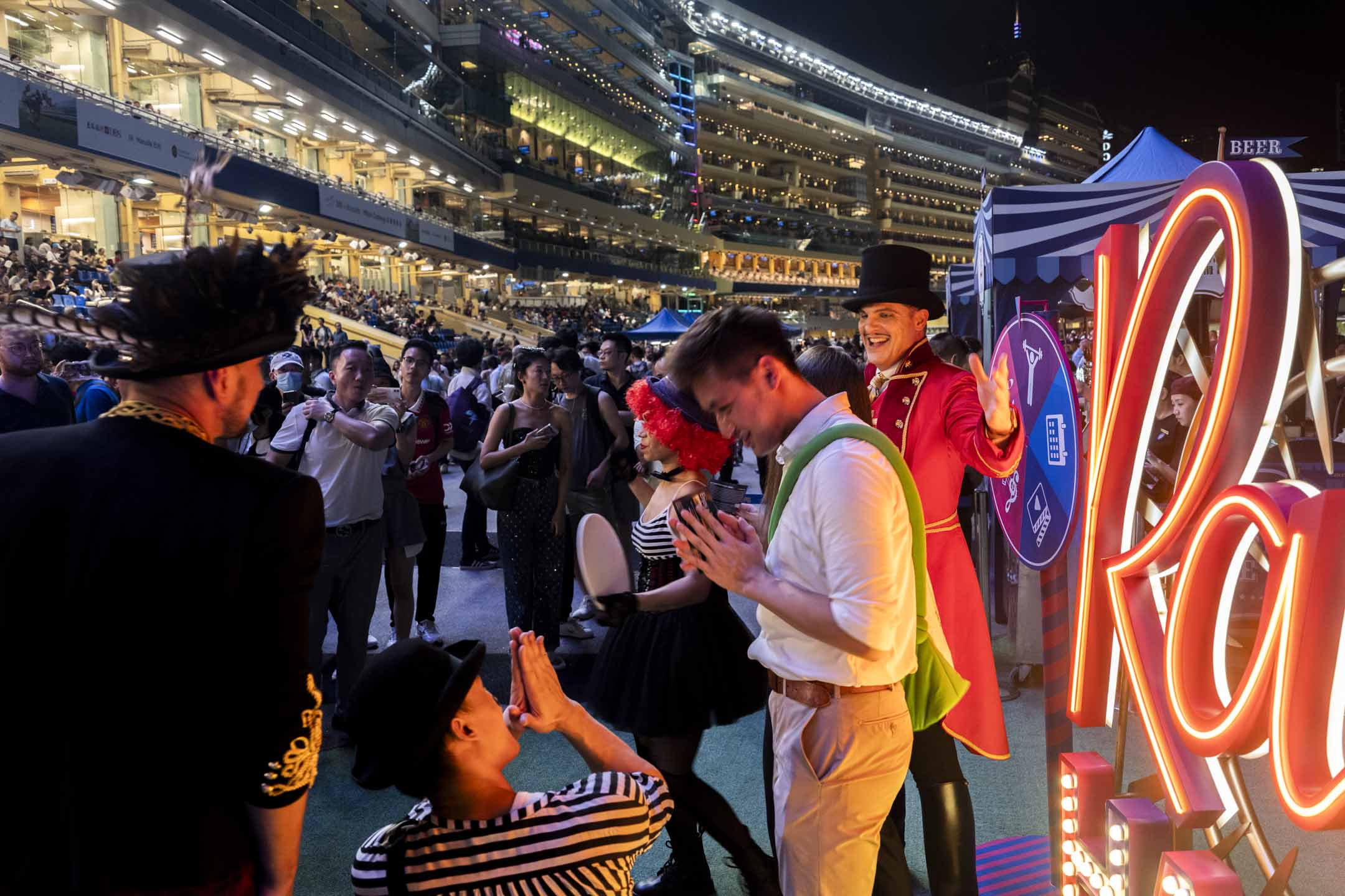 2023年9月20日，香港赛马会响应香港夜缤纷宣传，让市民免费进入跑马地马场公众席享受“快活星期三”。摄：林振东/端传媒 