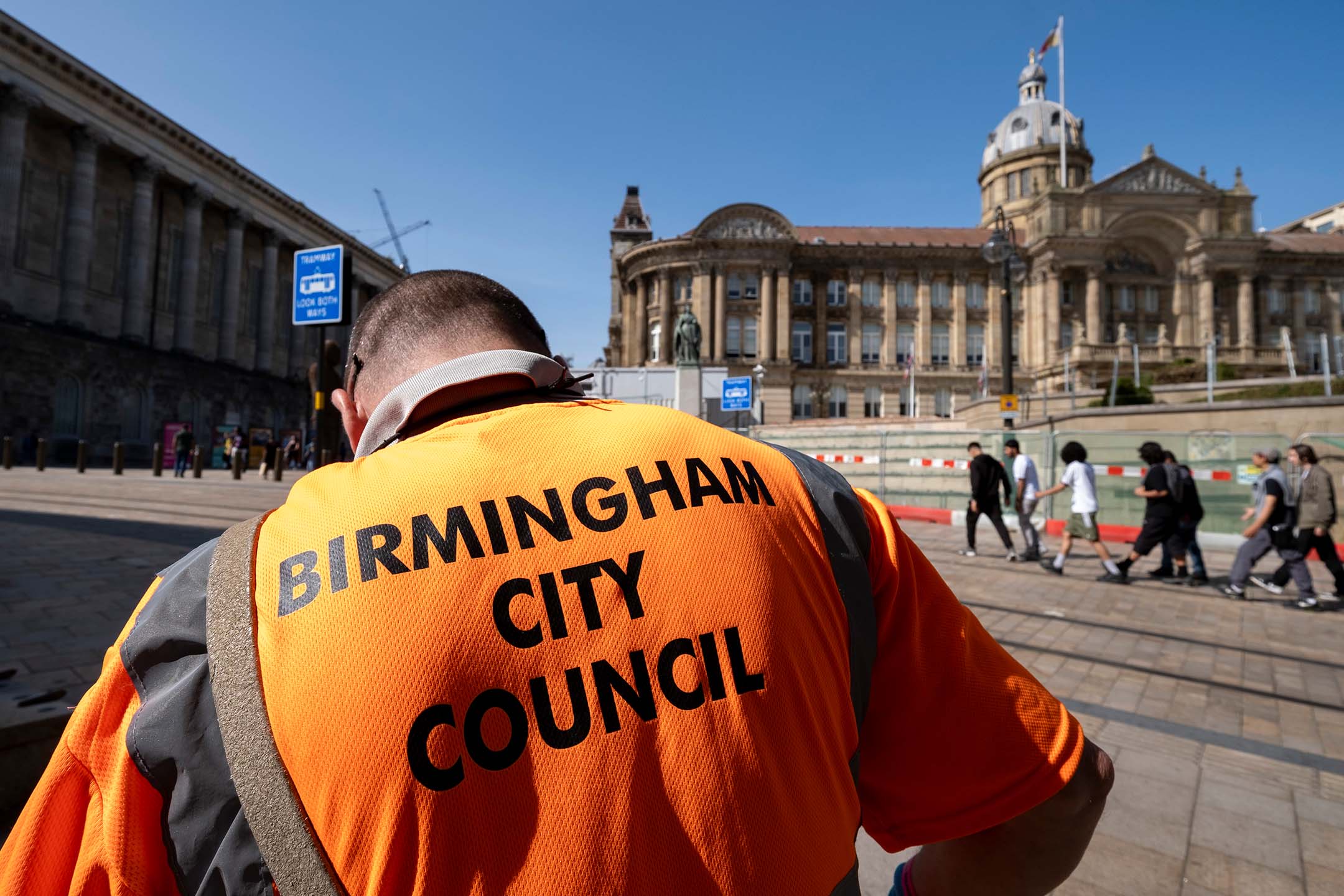  2023年9月5日，英国伯明翰，工人在市政厅大楼外广场清洁。摄：Mike Kemp/In Pictures via Getty Images