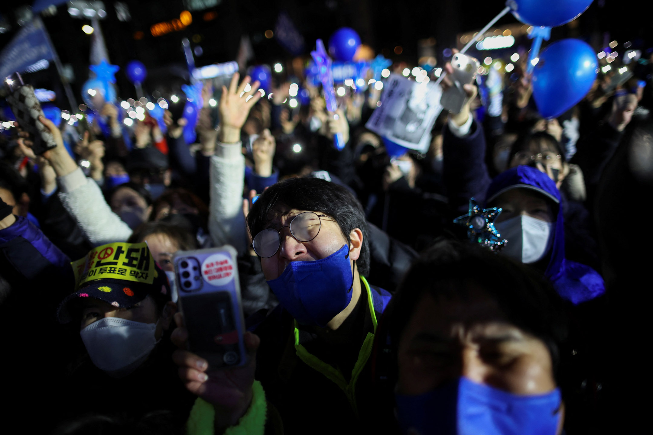 2022年3月8日，韩国首尔，总统候选人李在明的支持者在竞选集会上欢呼。摄：Kim Hong-Ji/Reuters/达志影像