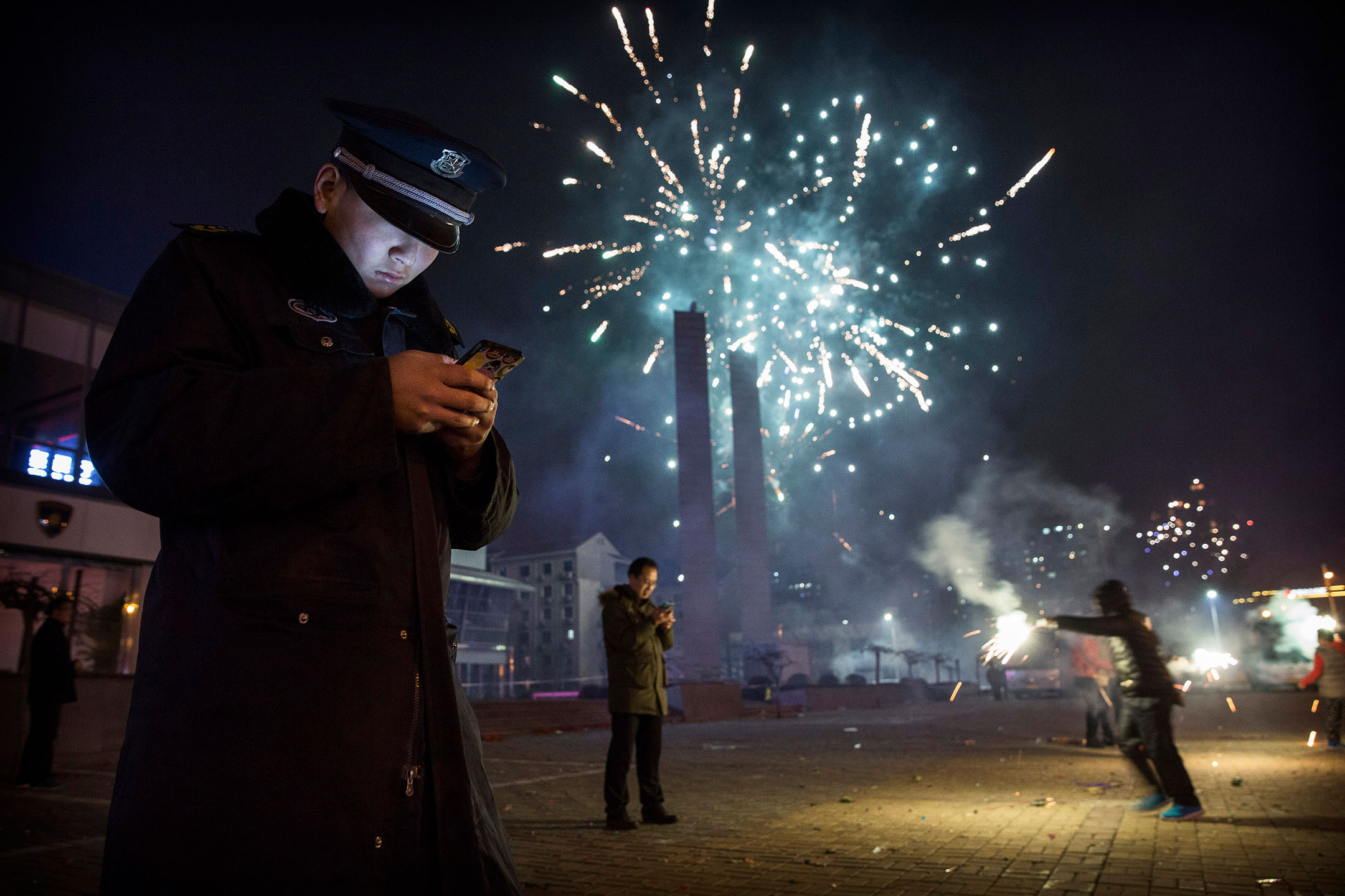 2015年2月19日，中国北京，市民放烟花庆祝农历新年。摄：Kevin Frayer/Getty Images