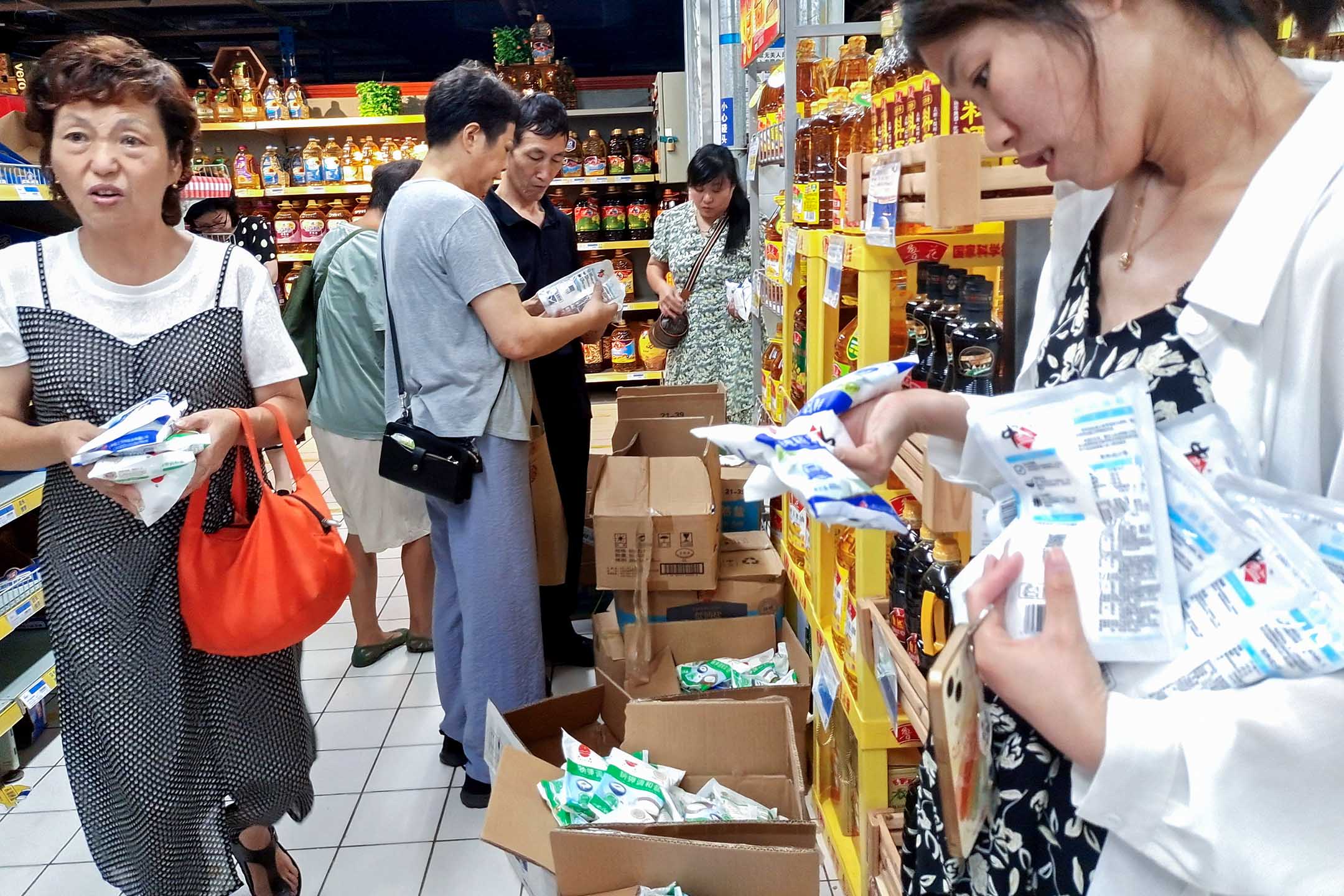 2023年8月24日，上海，顧客在超市購買鹽。圖：VCG via Getty Images