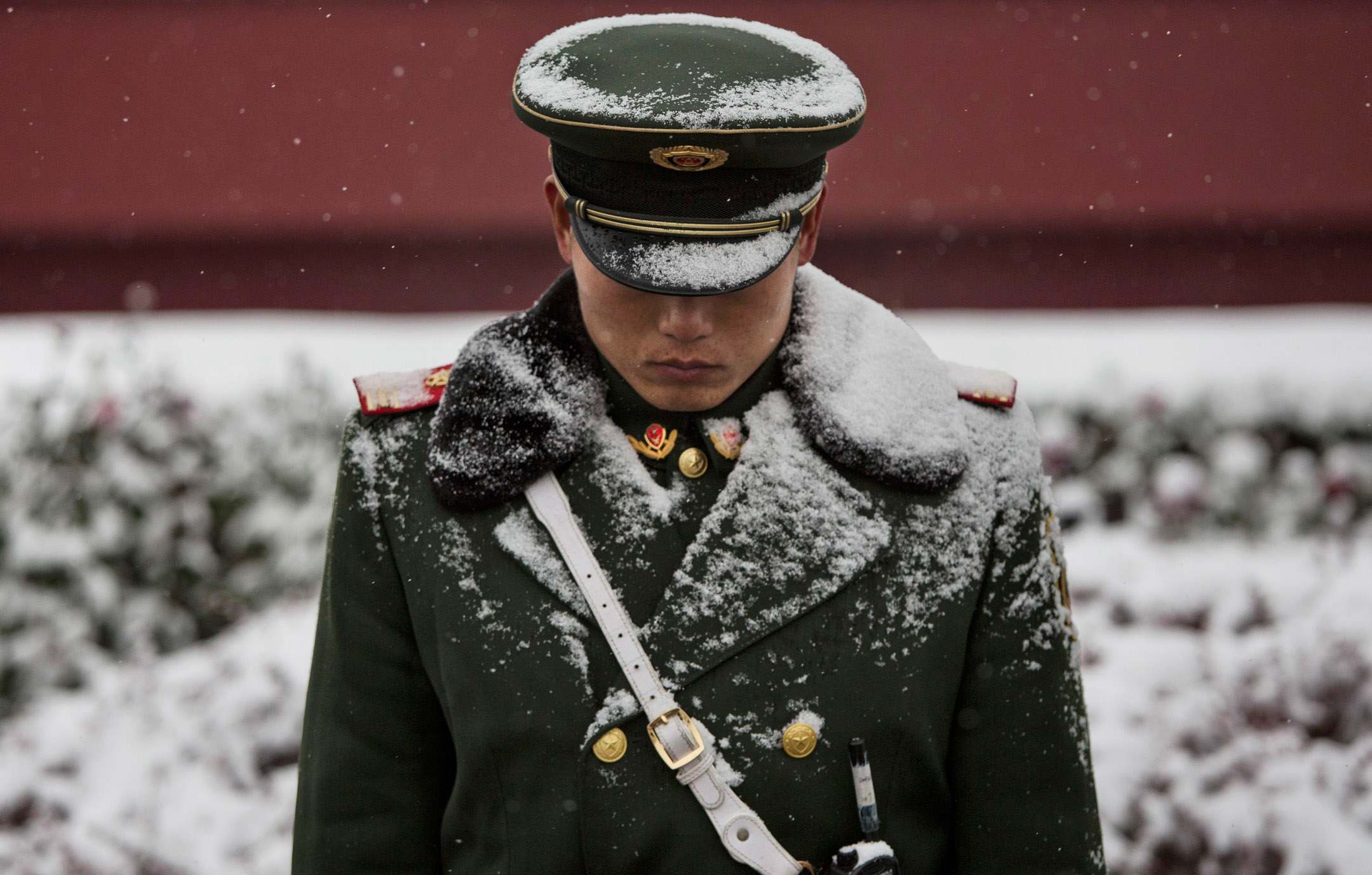 2014年11月22日，中国北京，一名警察在天安门外站岗。摄：Kevin Frayer/Getty Images