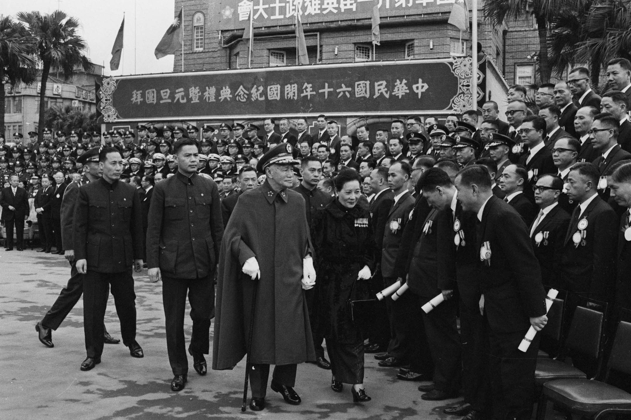 1971年1月4日，台北，总统蒋​​介石出席中华民国六十年开国纪念典礼后，经过政府官员和军人。图：Bettmann/Getty Images