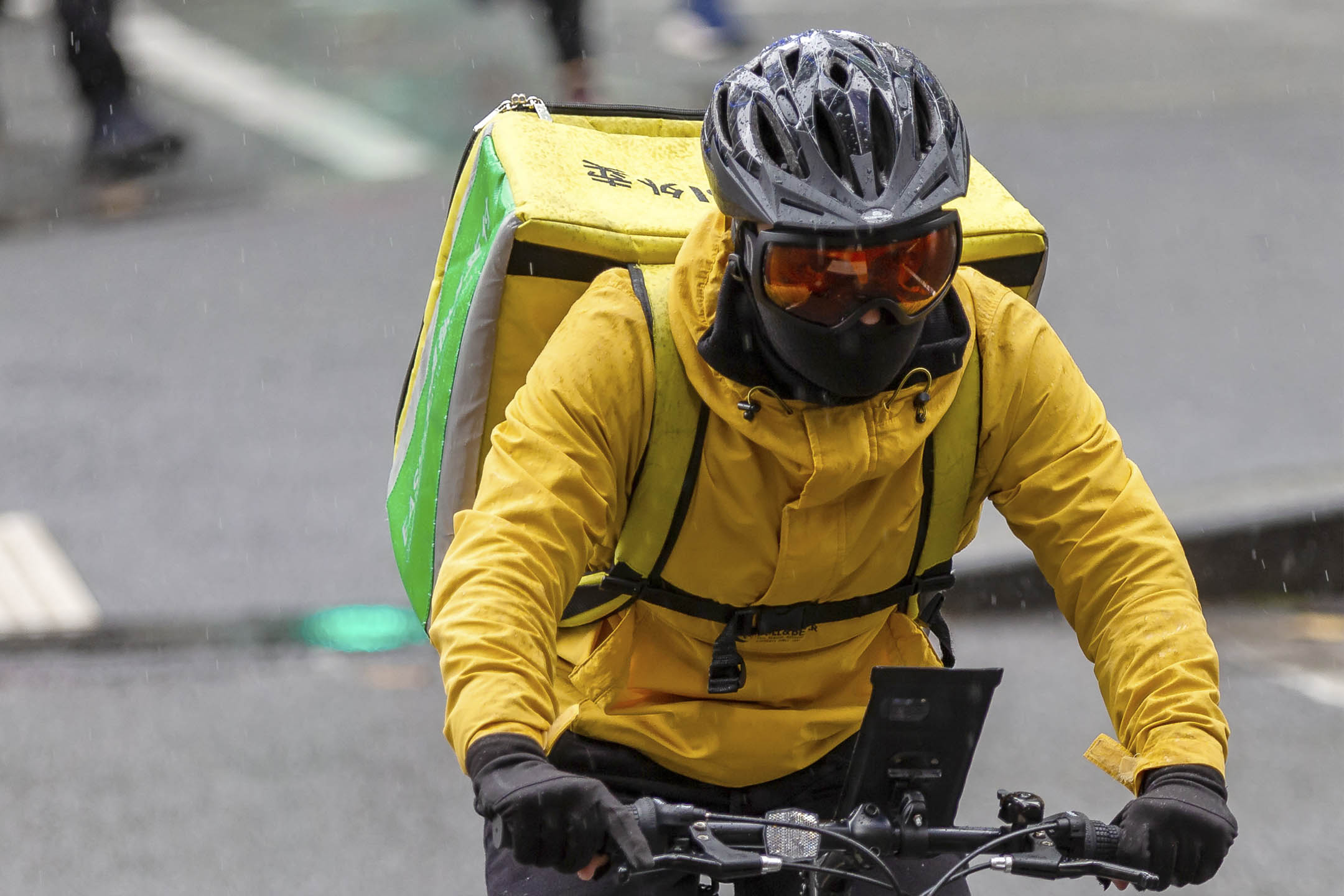 2020年5月9日，澳洲墨爾本，一名戴著口罩騎自行車的外賣送餐員。攝：Speed Media/Icon Sportswire