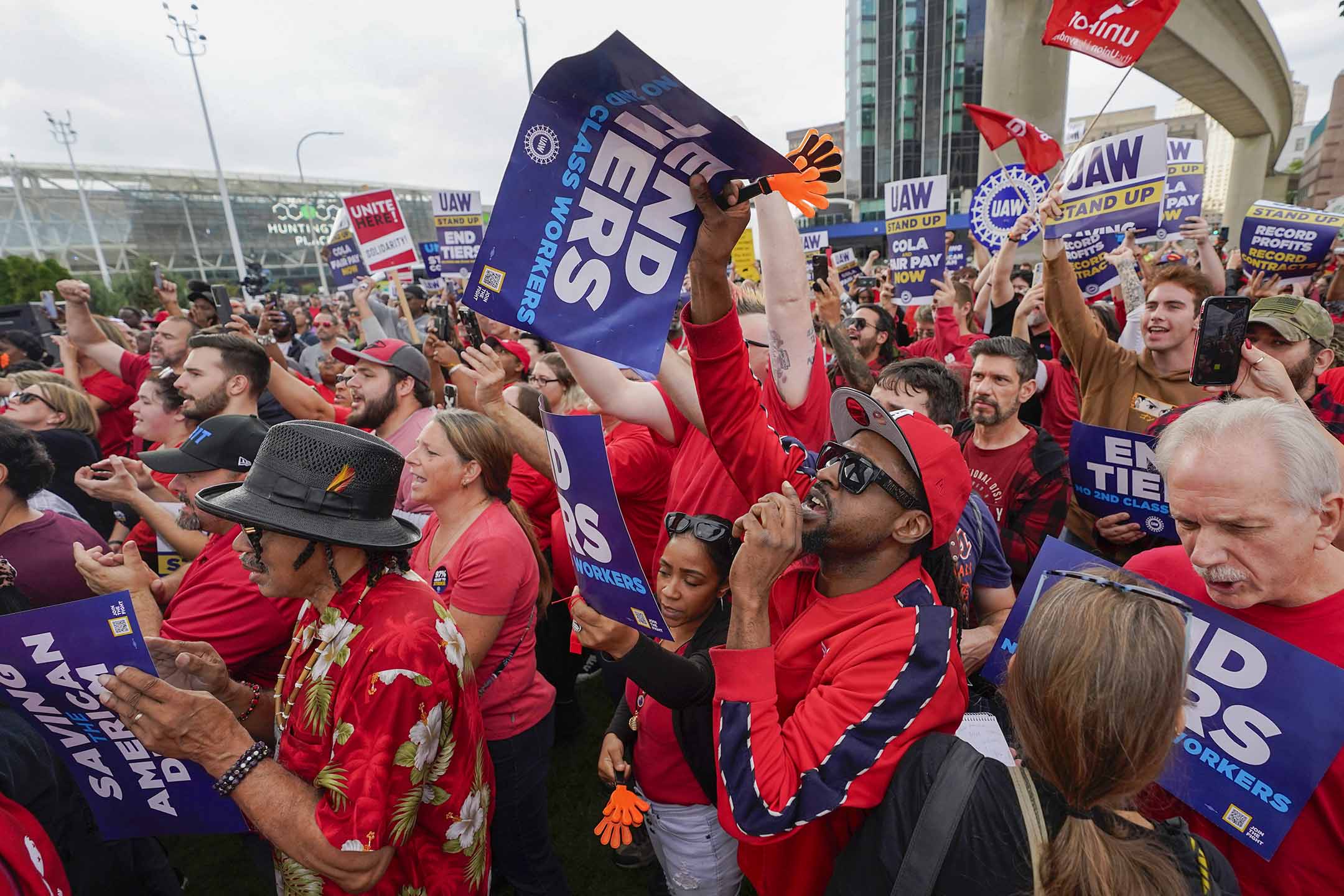 2023年9月15日，United Auto Workers（UAW）工会成员在底特律举行集会。 摄：Paul Sancya/AP/达志影像