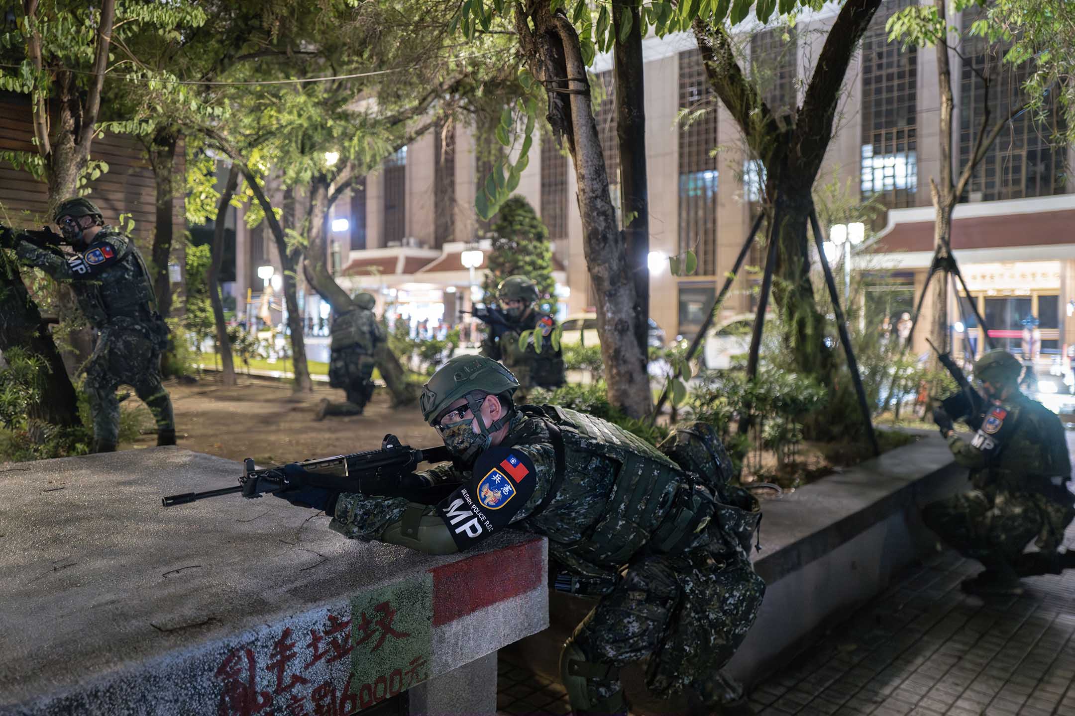 2023年7月26日，台北车站，汉光演习期间，宪警联合反劫持作战演练。摄：陈焯𪸩/端传媒