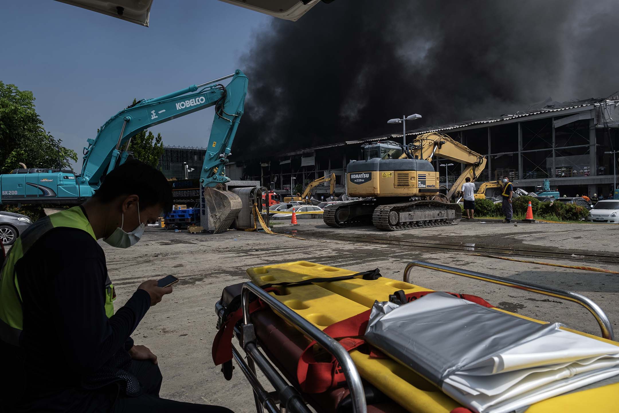 2023年9月23日，屏东工厂大火爆炸现场。摄：陈焯𪸩/端传媒