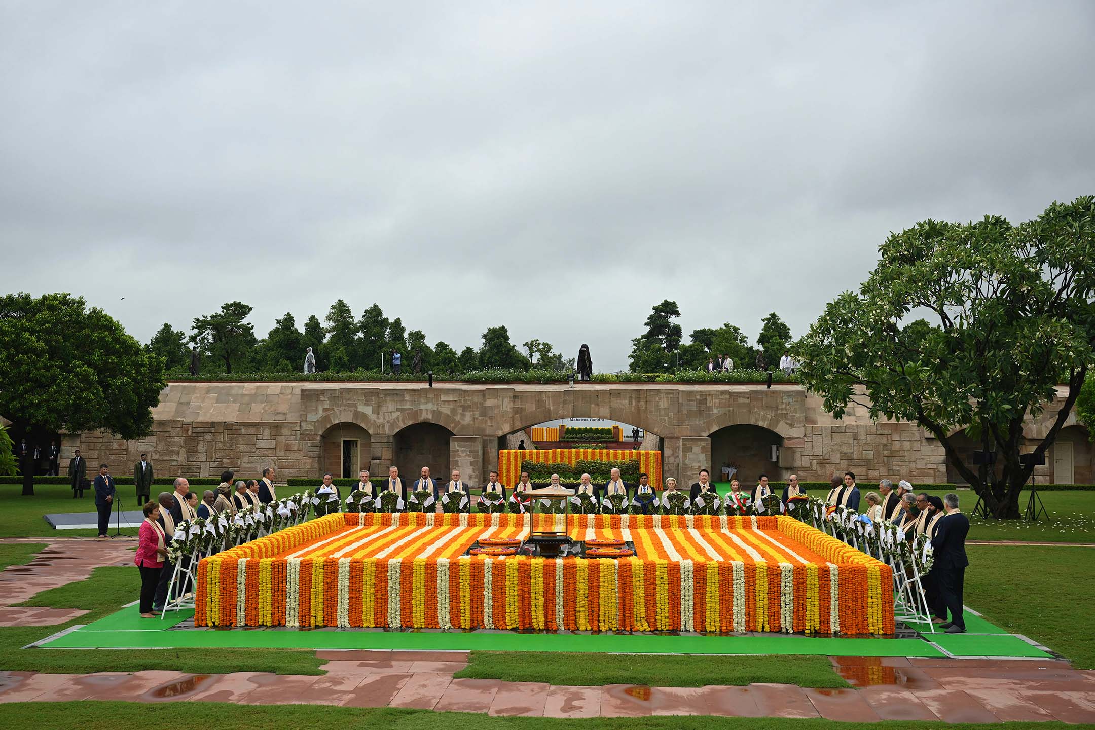 2023年9月10日，印度，各国领袖在圣雄甘地（Mahatma Gandhi）纪念碑前致敬。摄：Kenny Holston, Pool/AP/达志影像