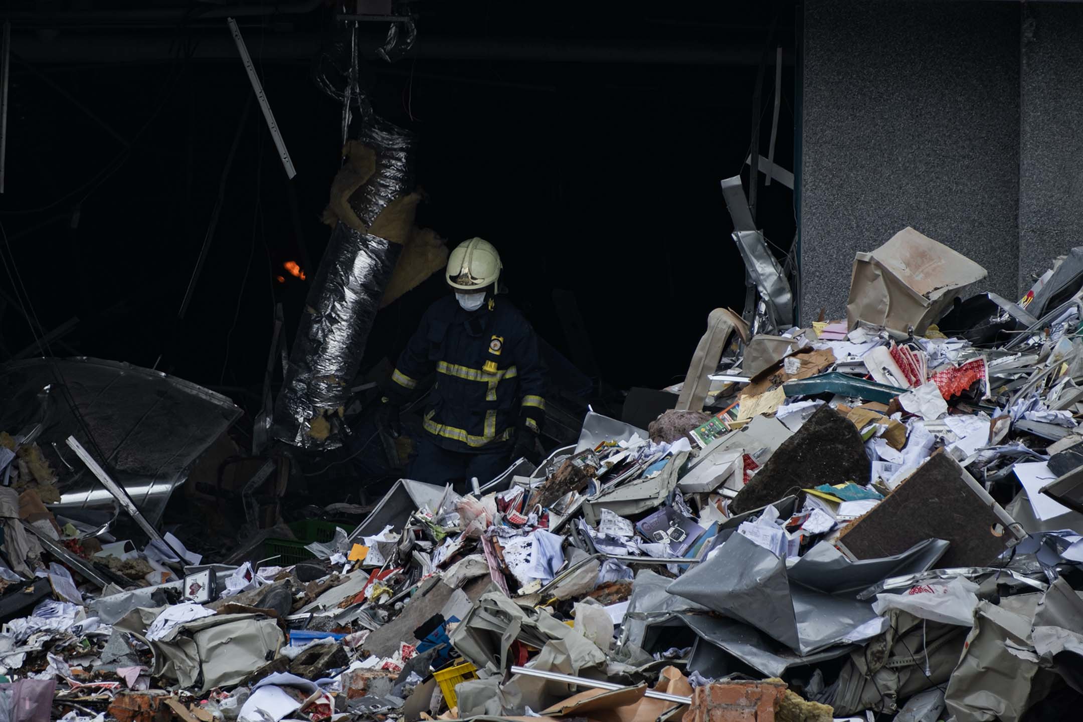 2023年9月23日，屏东工厂大火爆炸现场。摄：陈焯𪸩/端传媒