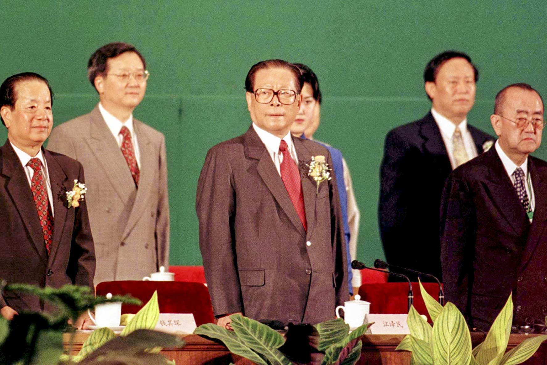 1997年8月24日，中国国家主席江泽民和外交部长钱其琛出席在北京人民大会堂举行的“世界烟草与健康大会 ”开幕式。摄：Greg Baker/AP/达志影像