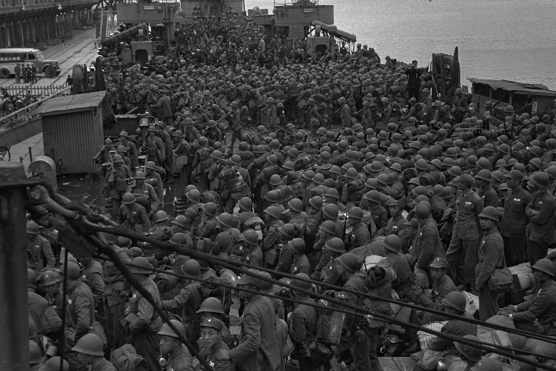 1955年2月15日，成群结队的国民党军队。图：Bettmann/Getty Images