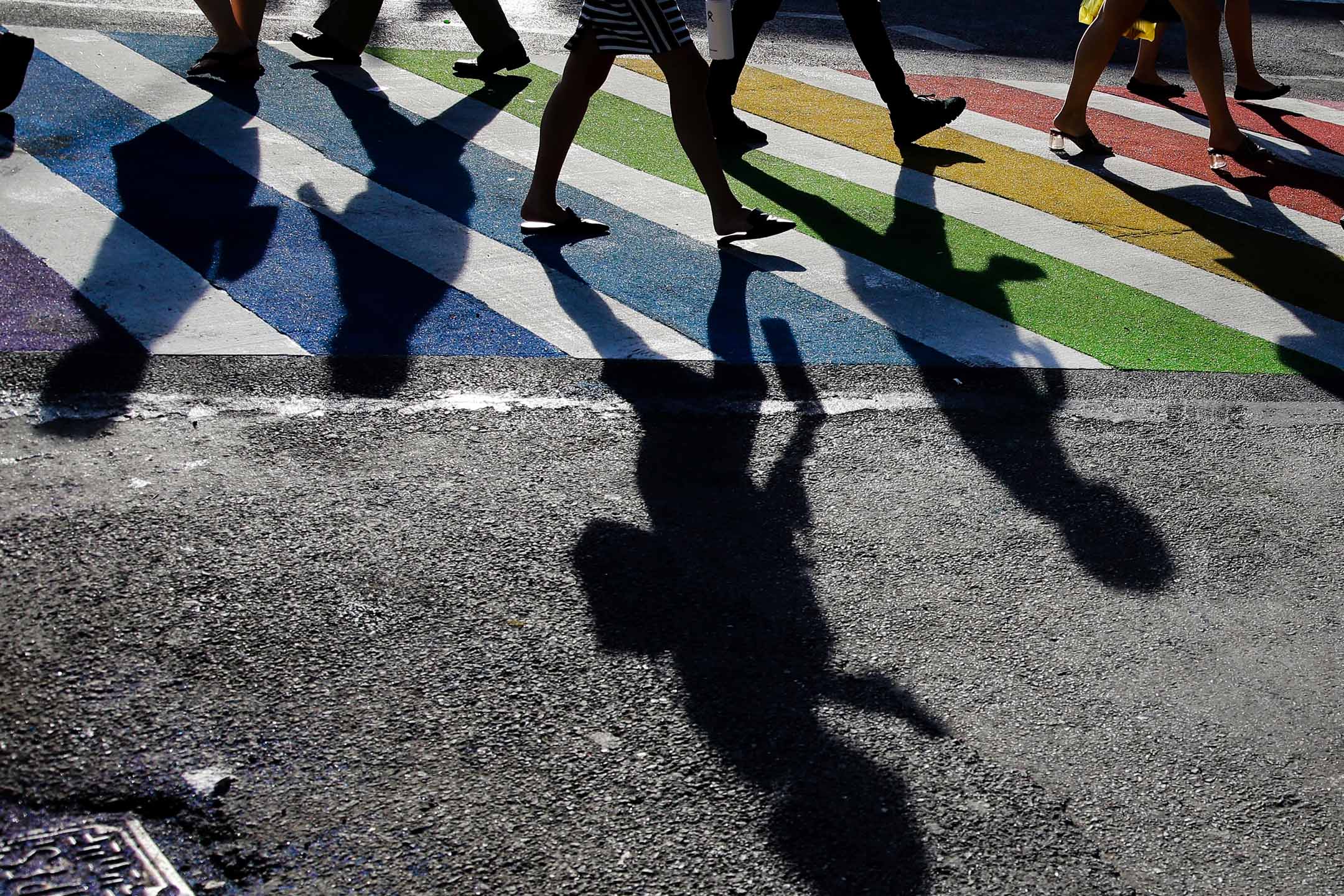 2019年6月27日，美国纽约，行人彩虹色的道路上行走。摄：Frank Franklin II/AP/达志影像