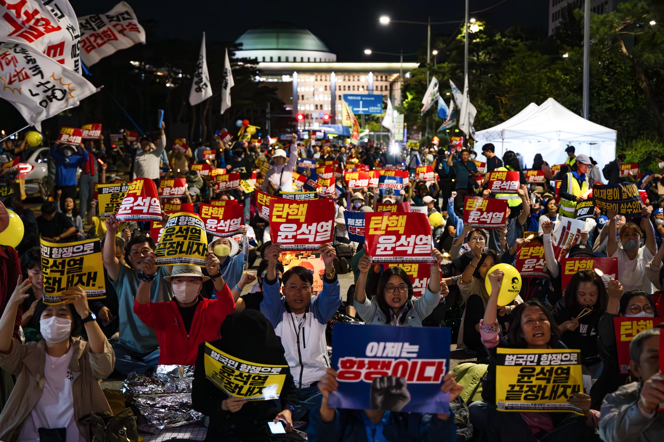 2023年9月21日，韩国首尔，议会通过李在明的逮捕议案后，数百名支持者民主党总部前高喊口号。摄：Chris Jung/NurPhoto via Getty Images