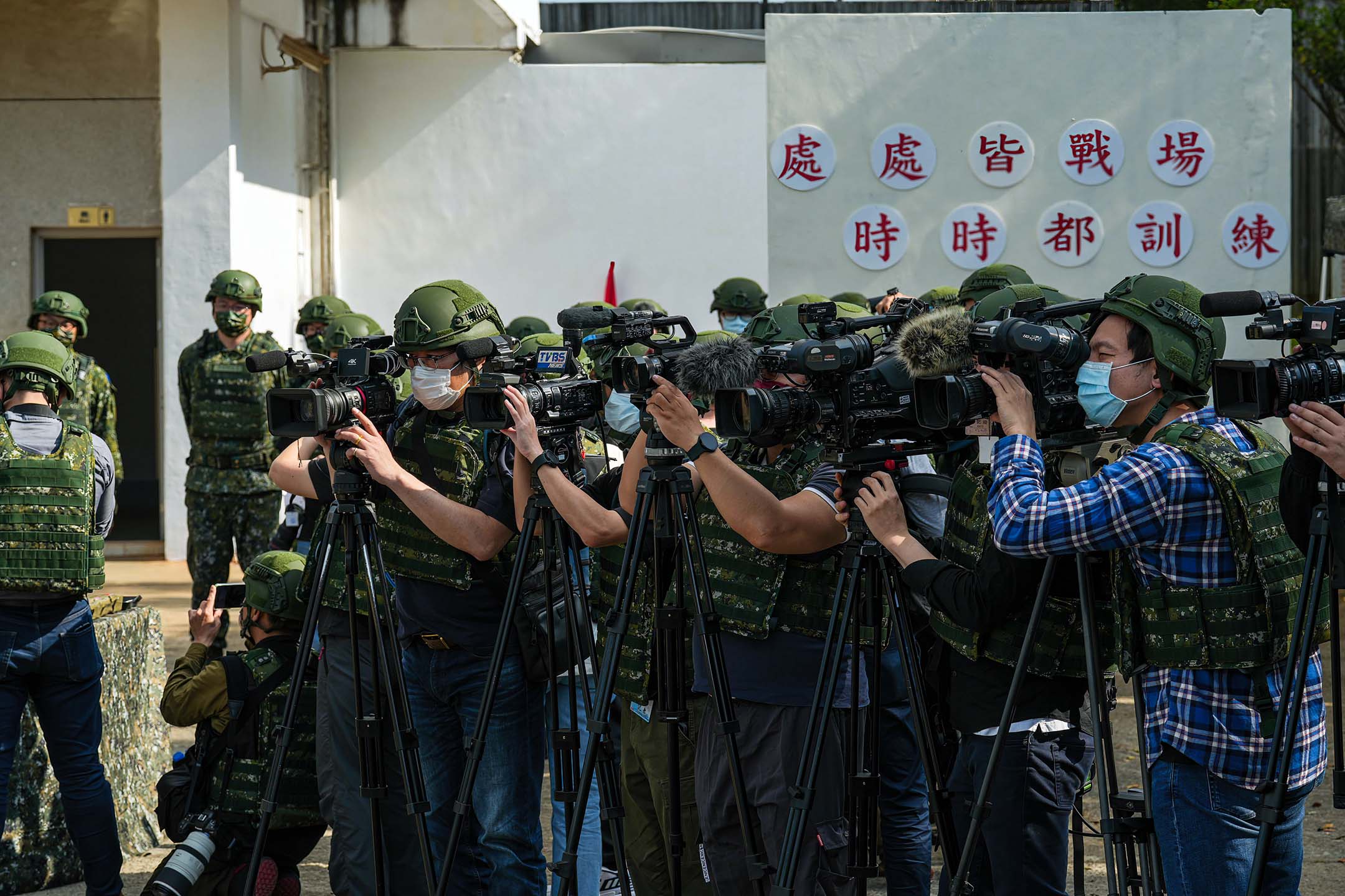 2022年3月14日，一群穿著军事防护装备的记者。摄：Walid Berrazeg/LightRocket via Getty Images