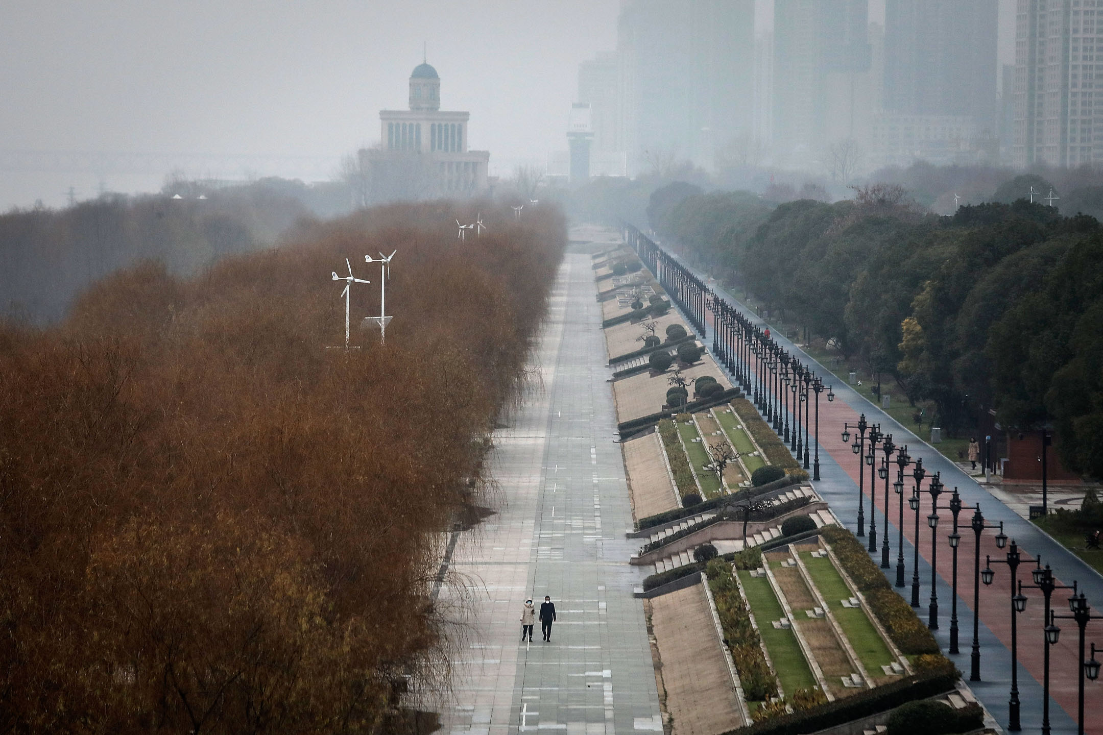 2020年1月27日，中国武汉，两名市民在公园散步。摄：Getty Images