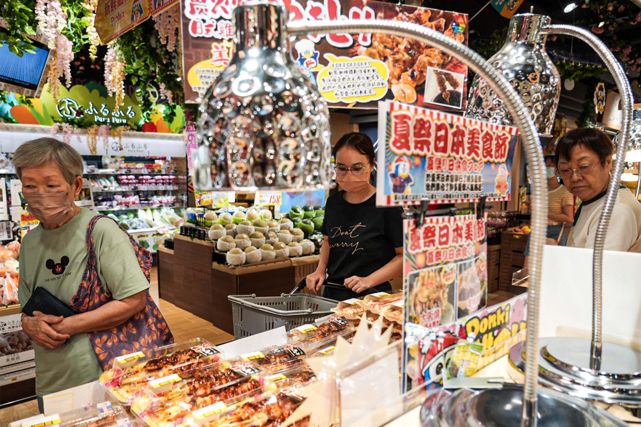 2023年8月24日，鑽石山一間超市，市民正在選購日本食品。攝：Ryan Lai/端傳媒