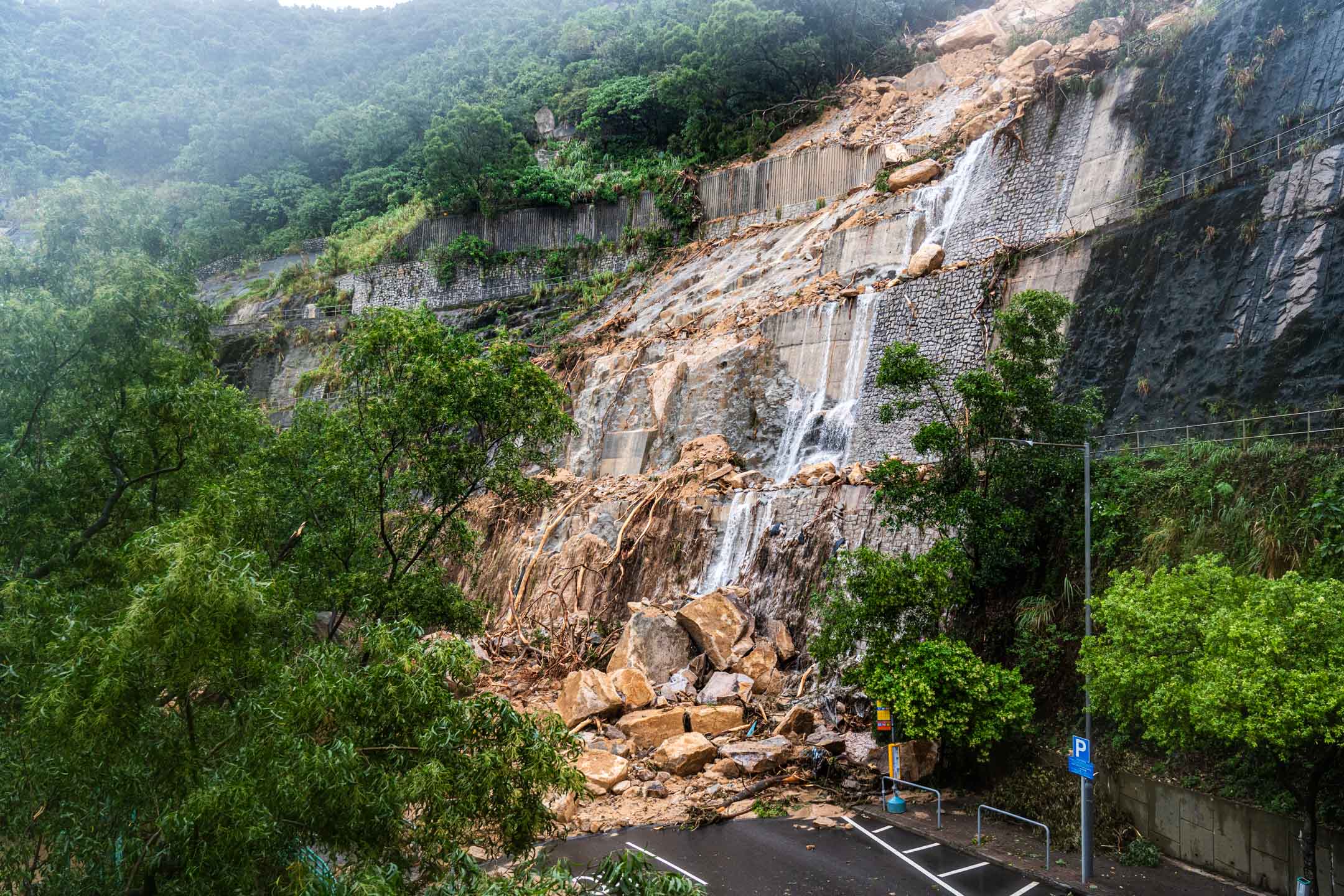 2023年9月8日，筲箕湾耀东邨发生山泥倾泻，大量山泥、石头倾泻出马路。摄：Ryan Lai/端传媒