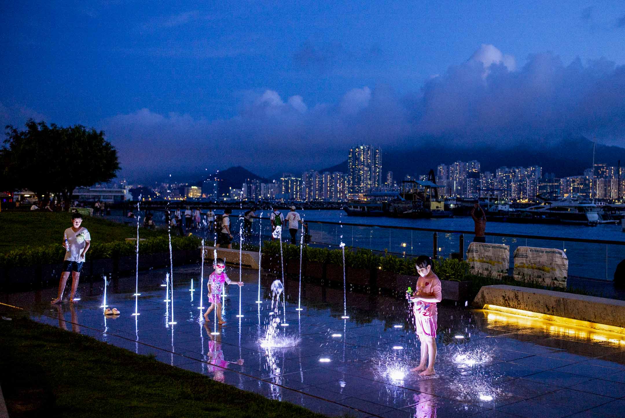 觀塘海濱花園，小孩子在噴水池玩水。攝：林振東/端傳媒  