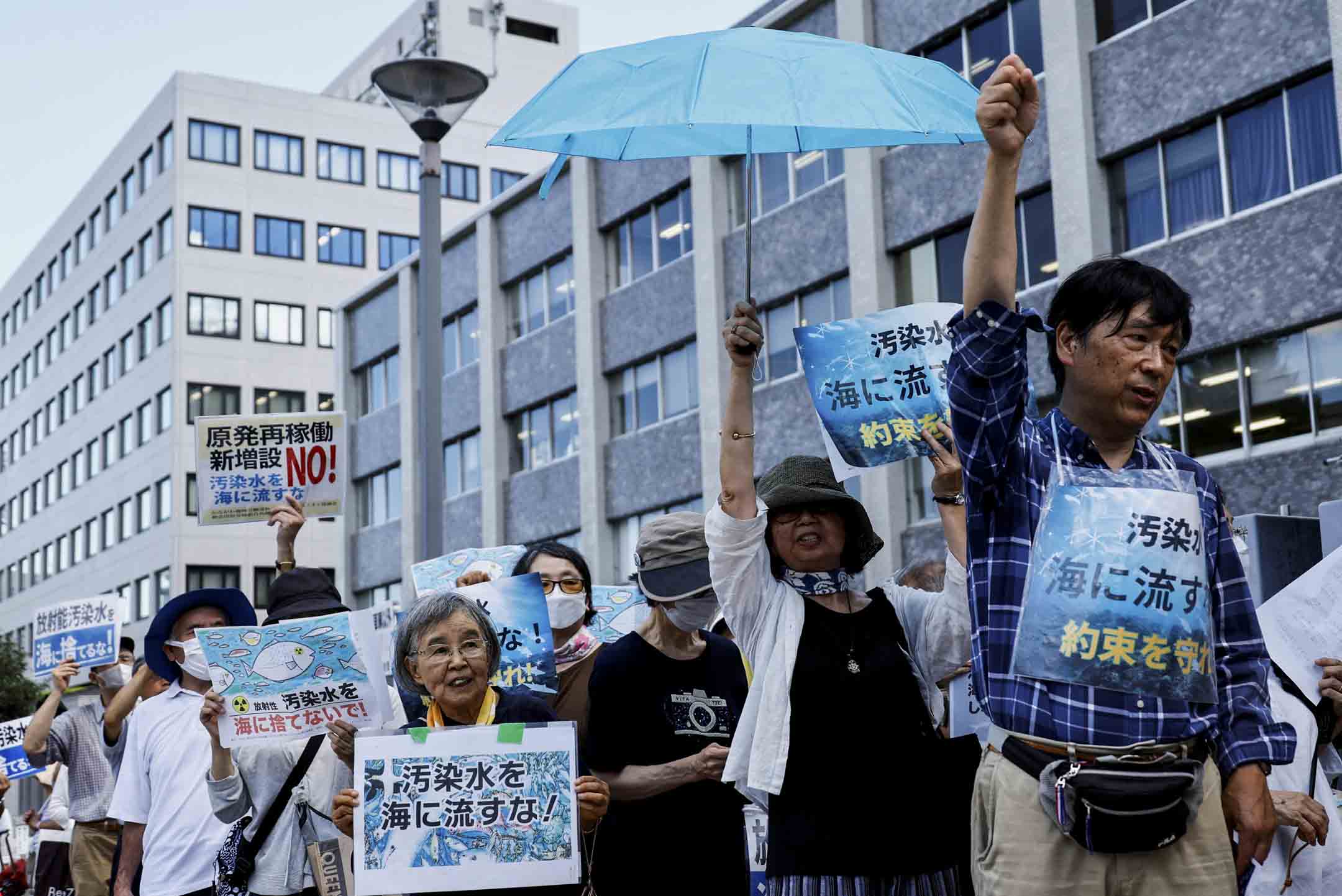 2023年8月25日，日本東京，示威者在日本首相岸田文雄官邸前舉行集會，反對將福島第一核電站處理過的放射性水排入海洋。 Kim Kyung-Hoon/Reuters/達志影像