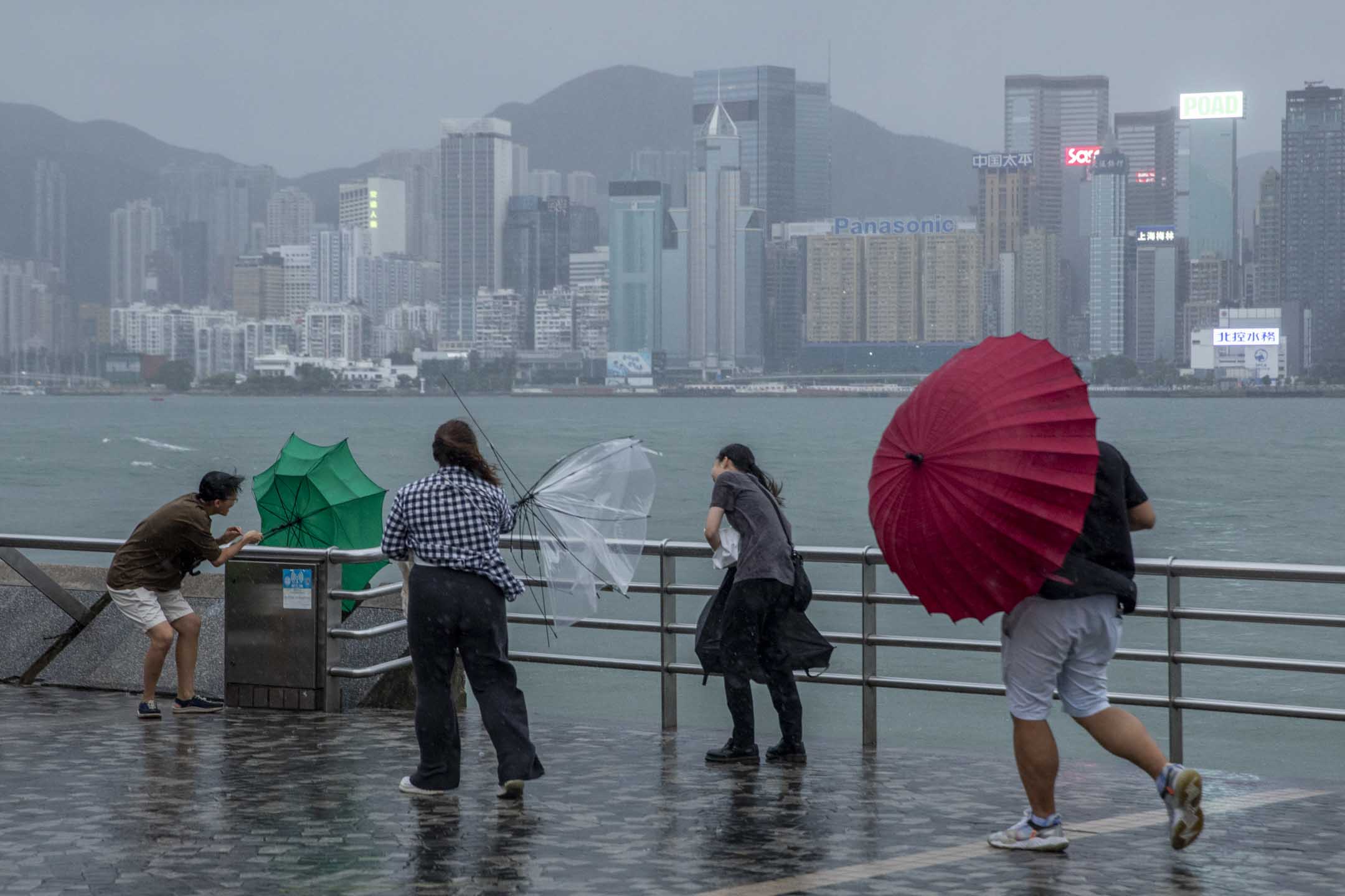 2023年9月1日，超强台风苏拉逐步靠近香港，8号风球下在尖沙咀海旁的市民。摄：林振东/端传媒 