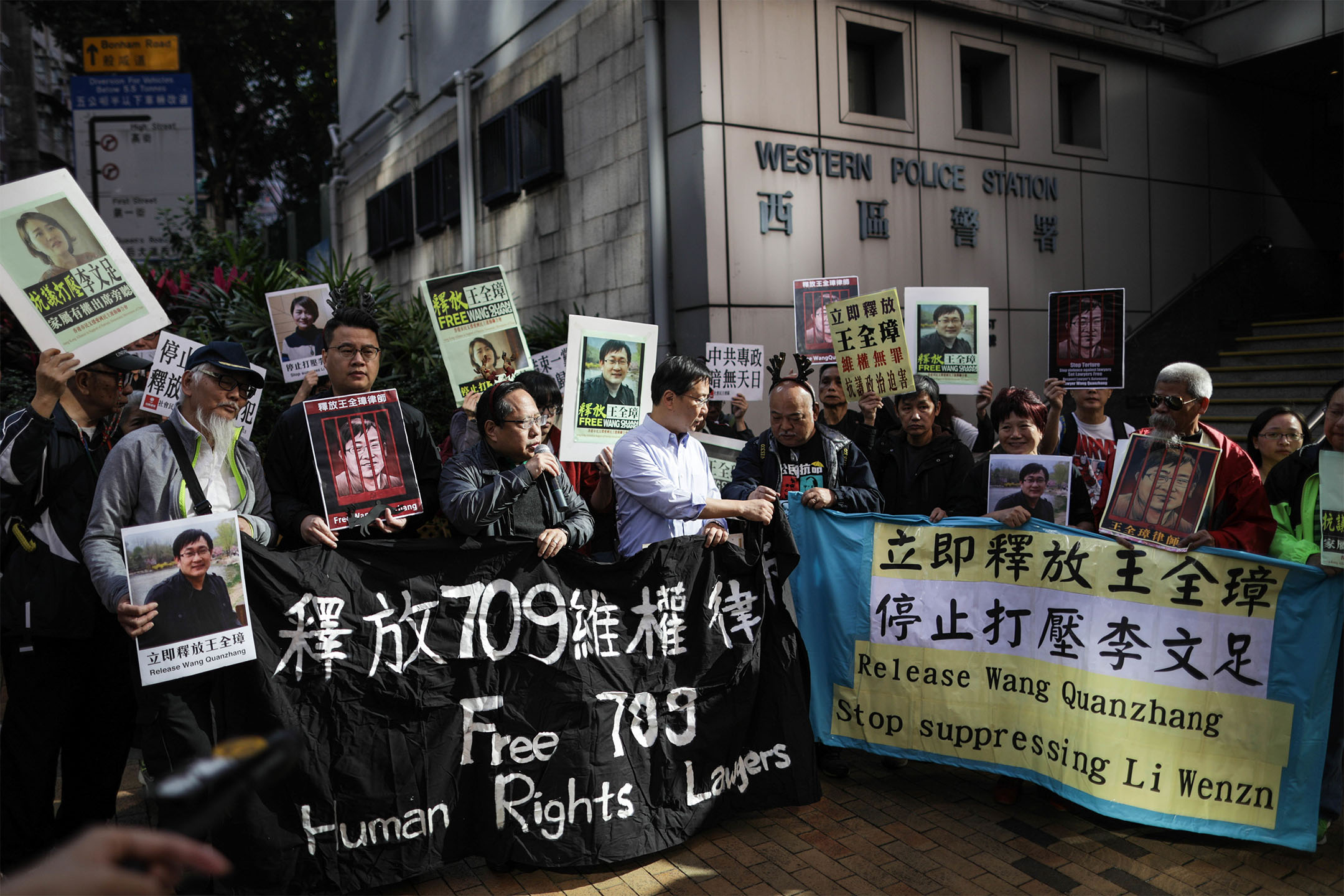 2018年12月26日，香港多个政党及团体高举海报，到中联办的抗议中国“709大抓捕”，打压维护人士。摄：S.C. Leung/SOPA Images/LightRocket via Getty Images