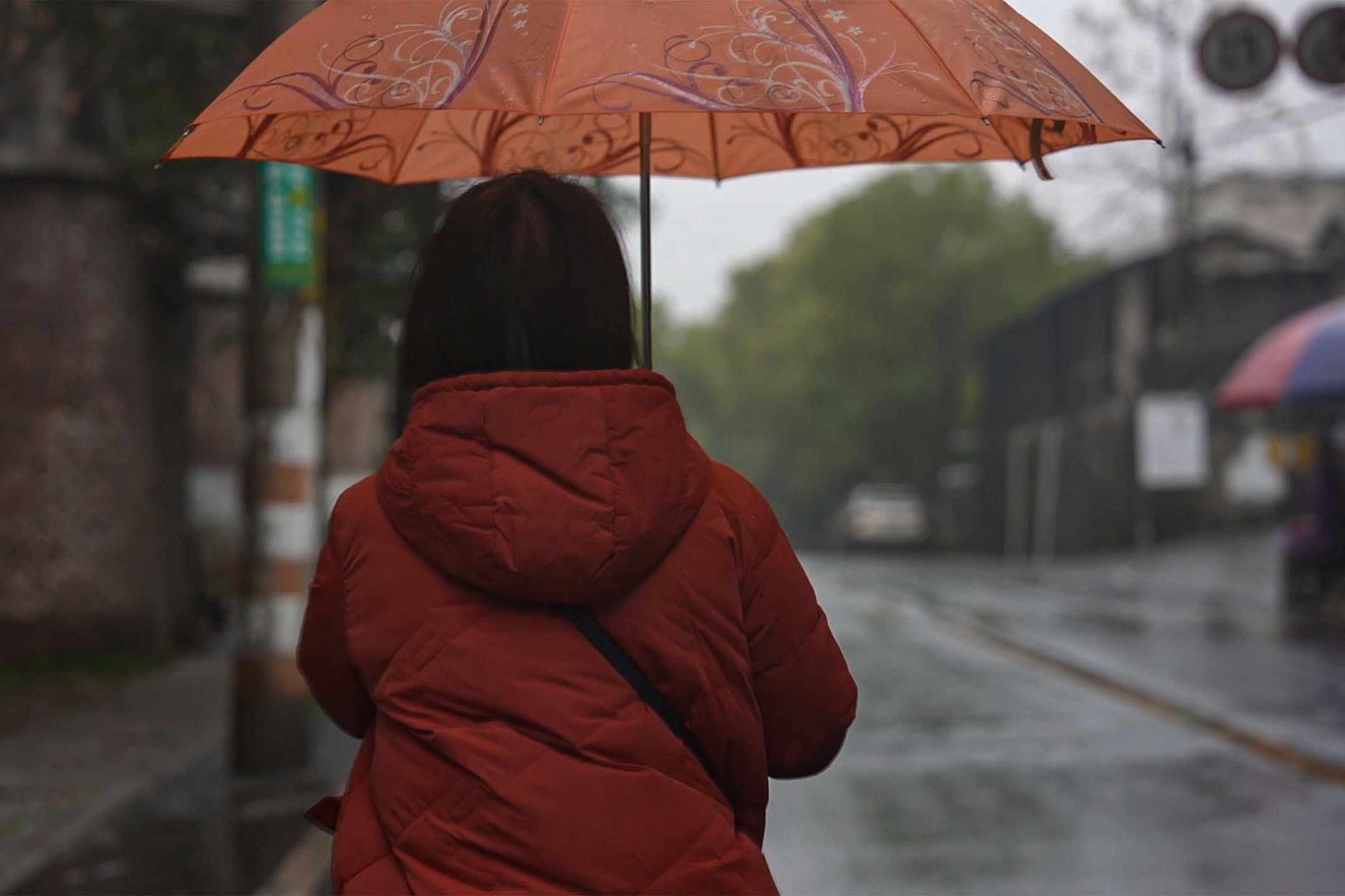 许小红探望完刘浒后，走在回家的路上，天正在下雨。