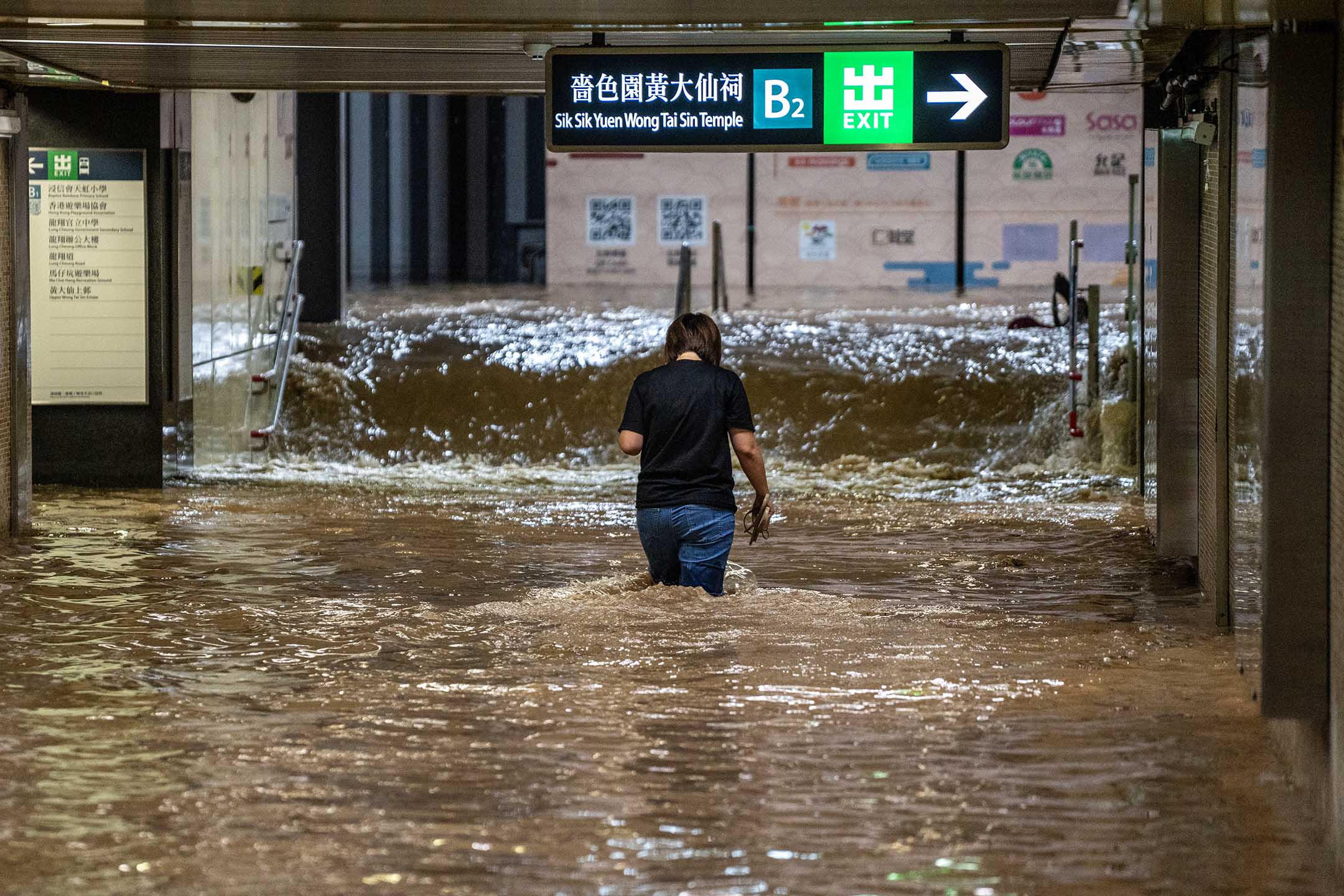 2023年9月8日，香港，暴雨期間，一名婦女在被水淹沒的地鐵站行走。攝：Vernon Yuen/NurPhoto via Getty Images