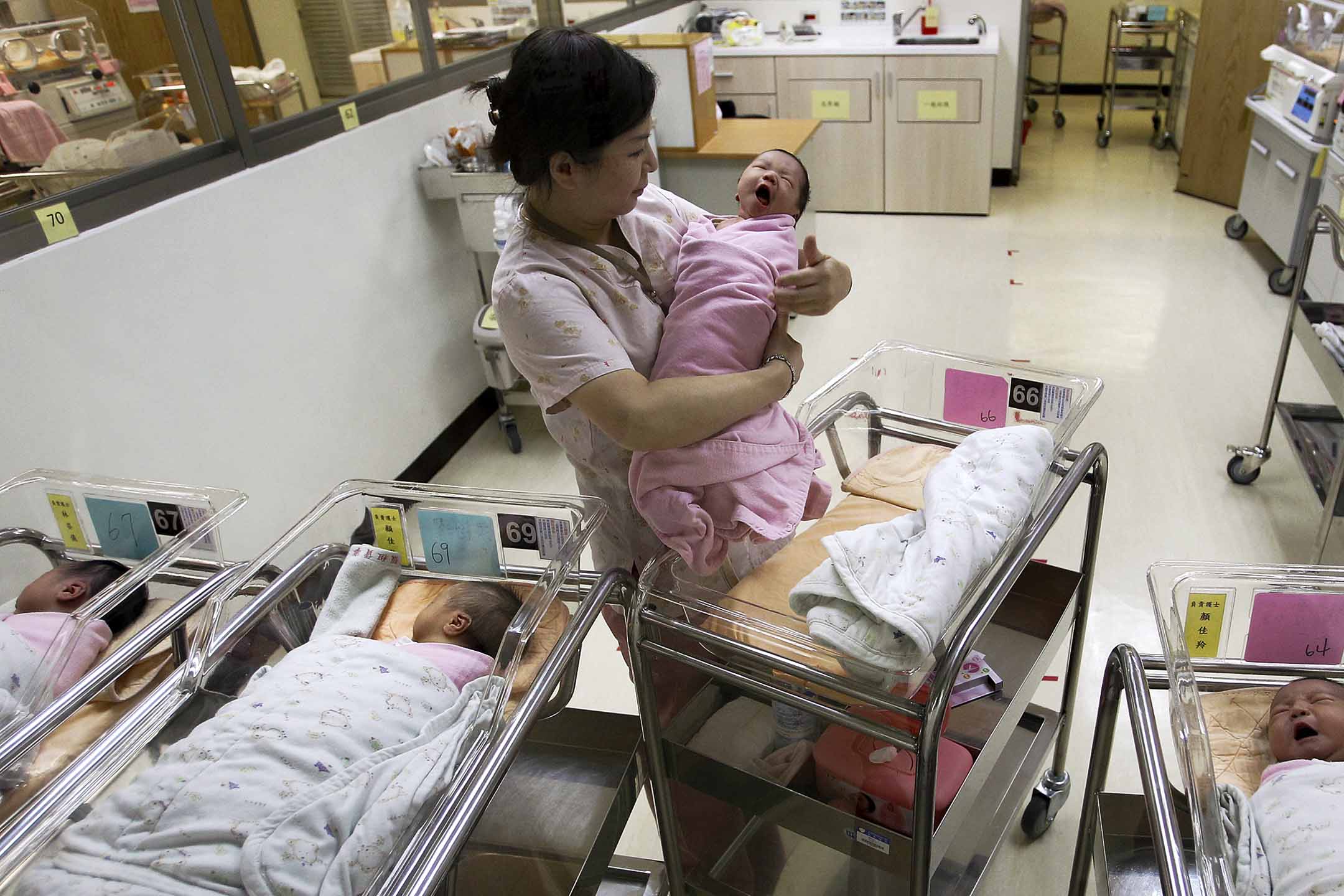 台北一家醫院的產科病房內，一名護士照顧嬰兒。攝：Pichi Chuang/Reuters/達志影像