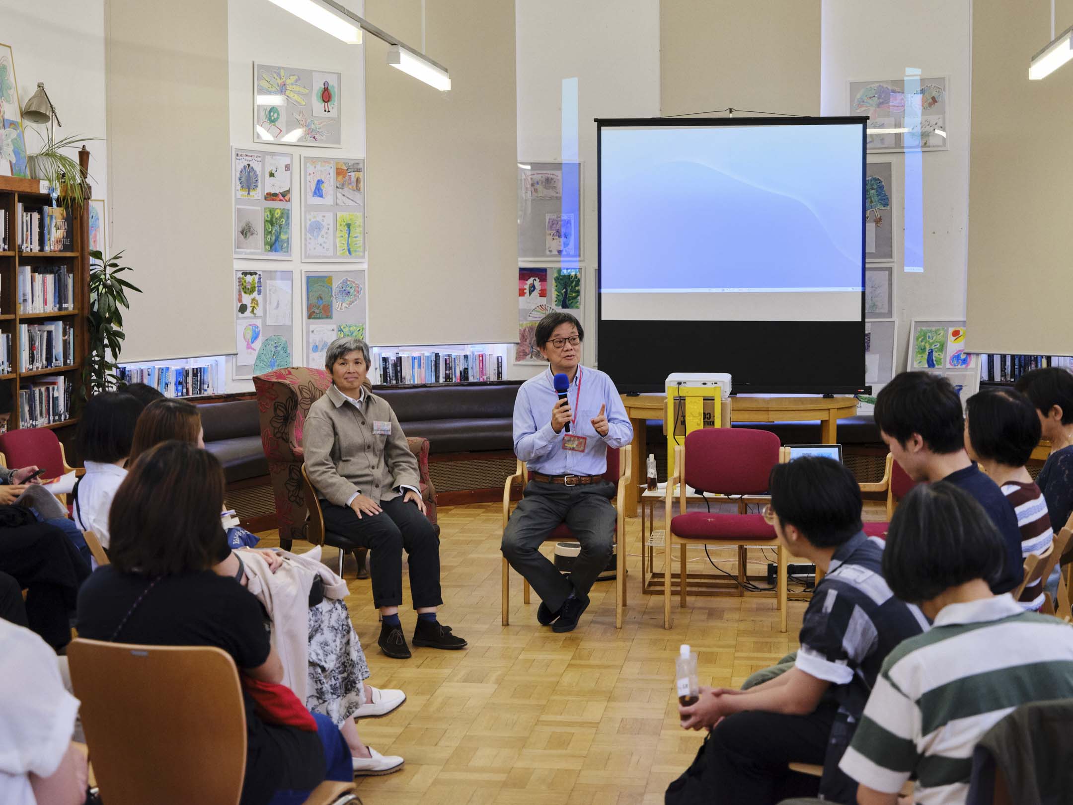 「悅讀逸」活動分為三天。其中在8月26日的《書人頌》電影放映會﹐有「青文書屋」的創辦人之一張楚勇分享青文書屋成立的故事。攝：Peter Wong/端傳媒