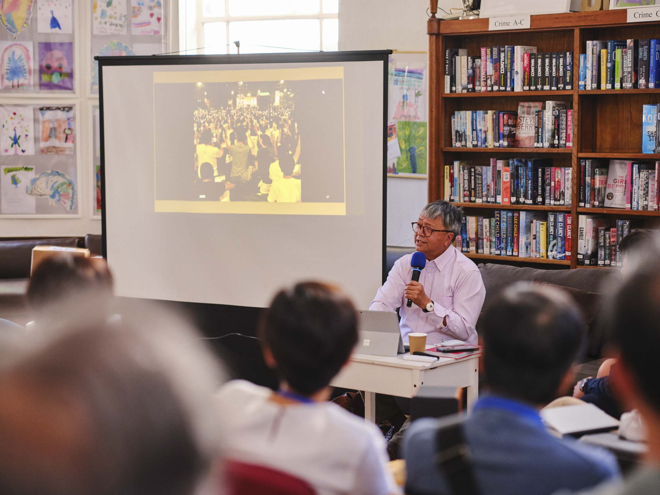 “悦读逸”书展期间，香港中文大学哲学系退休教授张灿辉到场分享，播放PowerPoint演讲的时候，现场瞬间好像变成香港某所大学的演讲厅，参加者聚精会神聆听。摄：Peter Wong/端传媒