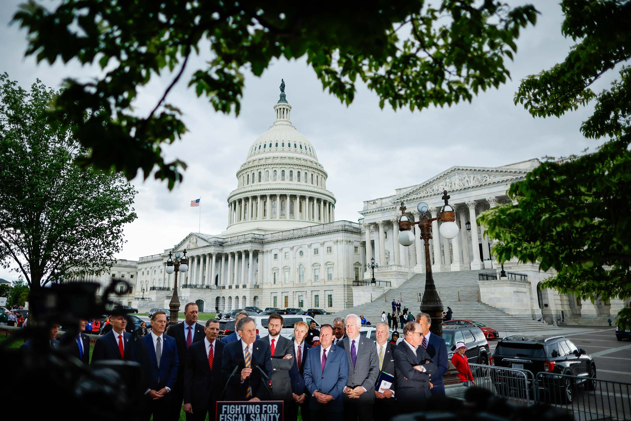 2023年5月3日，美国，一众参议院共和党的议员会见记者。摄：Chip Somodevilla/Getty Images