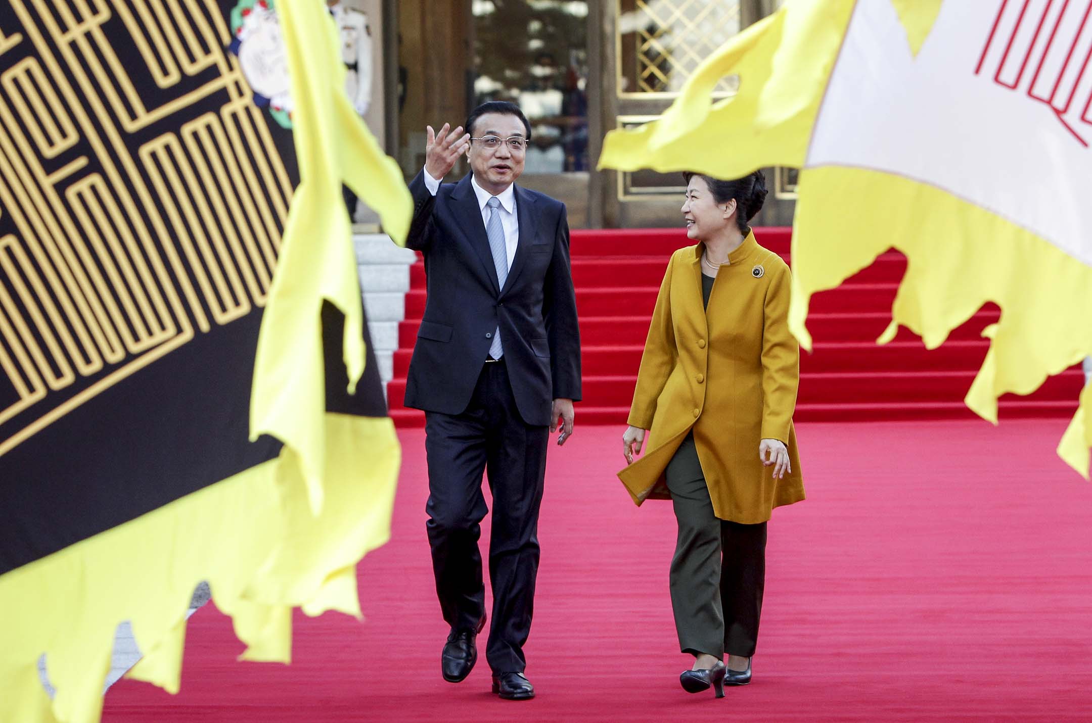 2015年10月31日，韩国首尔，韩国总统朴槿惠和中国国务院总理李克强在青瓦台举行的欢迎仪式上检阅仪仗队。摄：Chung Sung-Jun/Pool Photo via AP/达志影像