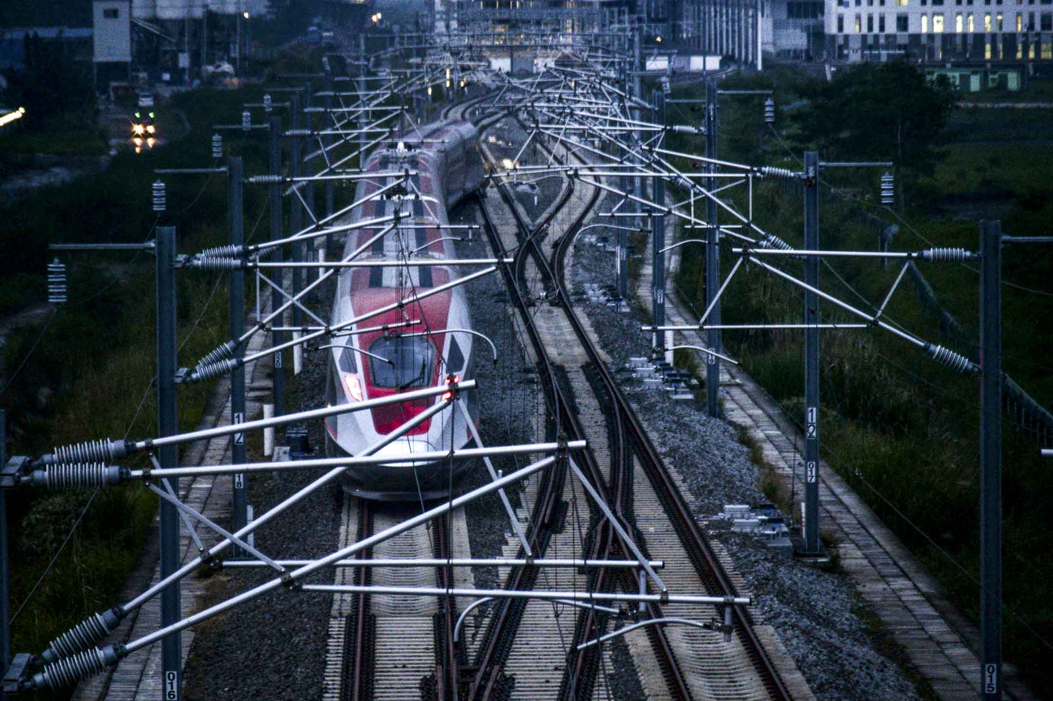 2023年5月19日，雅万高铁在印尼西爪哇省万隆进行滑行测试。摄：Antara Foto/Raisan Al Farisi/via Reuters/达志影像