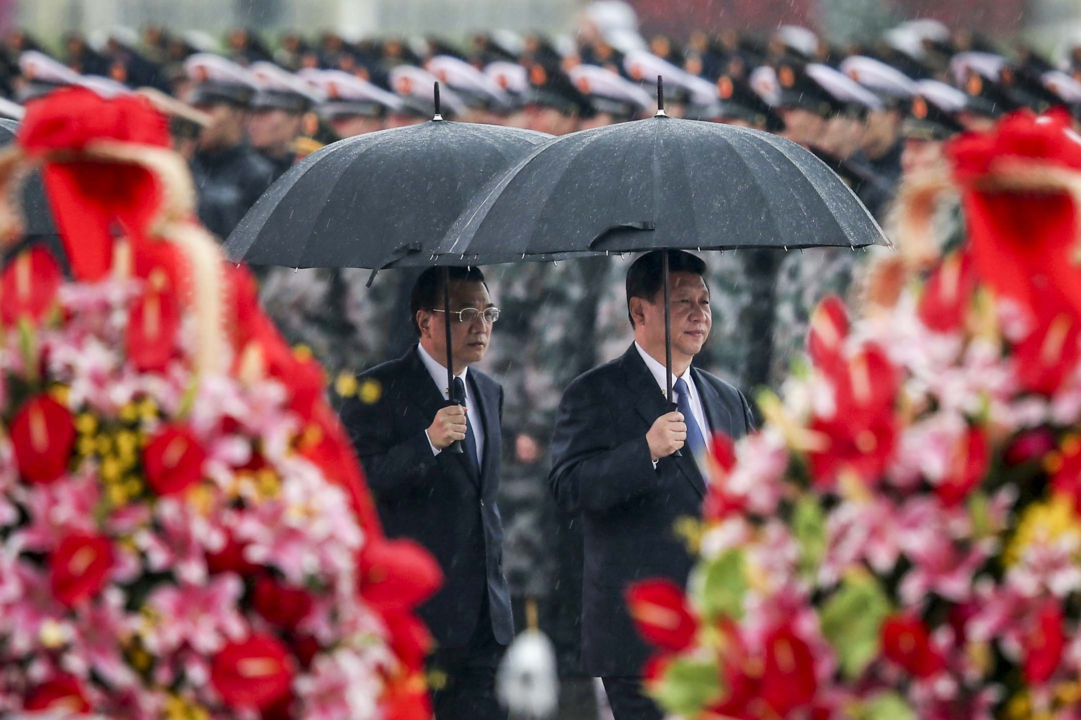 2013年10月1日，中國北京，中國國家主席習近平和國務院總理李克強抵達天安門廣場參加紀念中華人民共和國成立64週年的儀式。攝：Feng Li/Getty Images