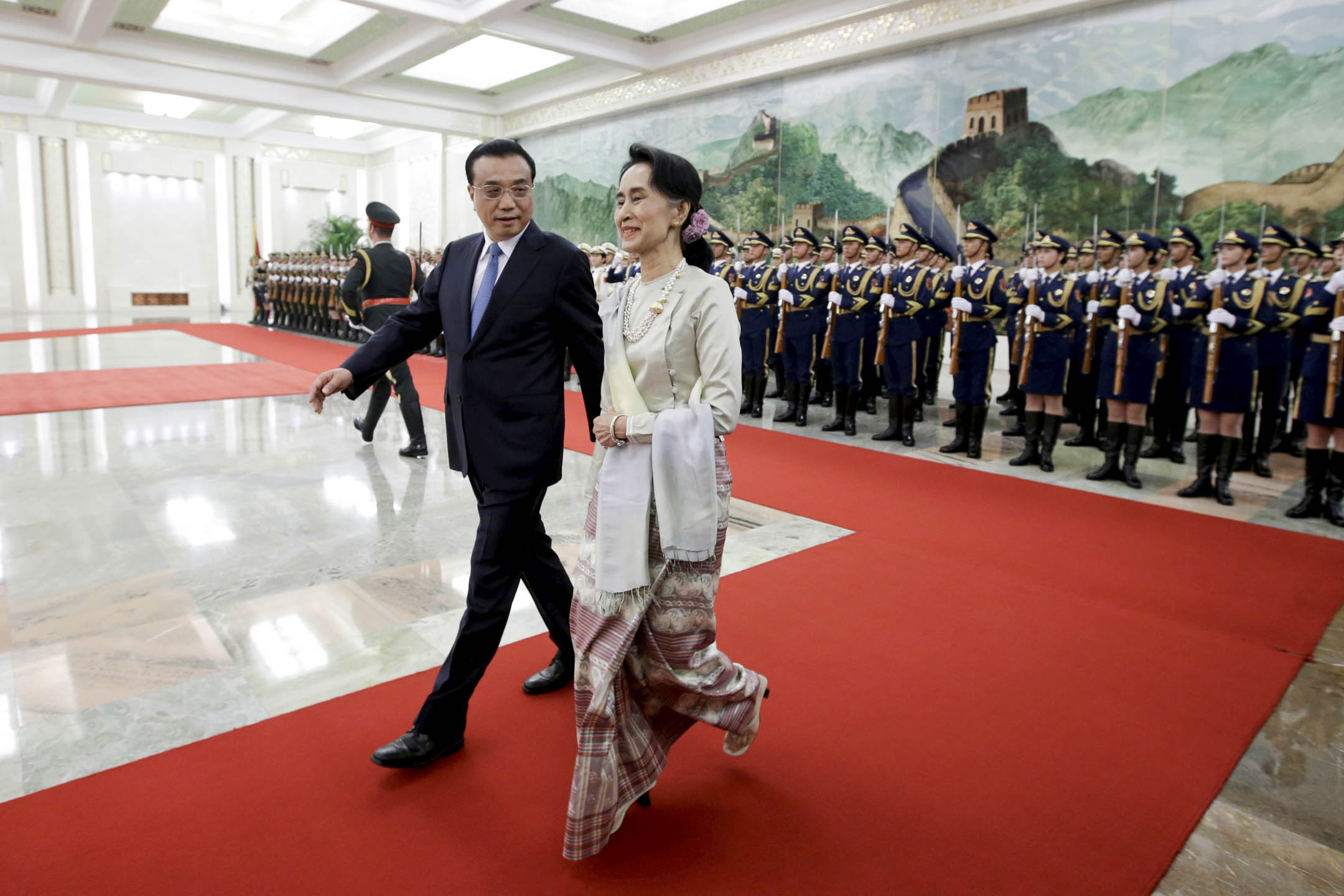 2016年8月18日，中国国务院总理李克强和缅甸国务资政昂山素季（翁山苏姬）出席在中国北京人民大会堂举行的欢迎仪式。摄：Jason Lee/Reuters/达志影像