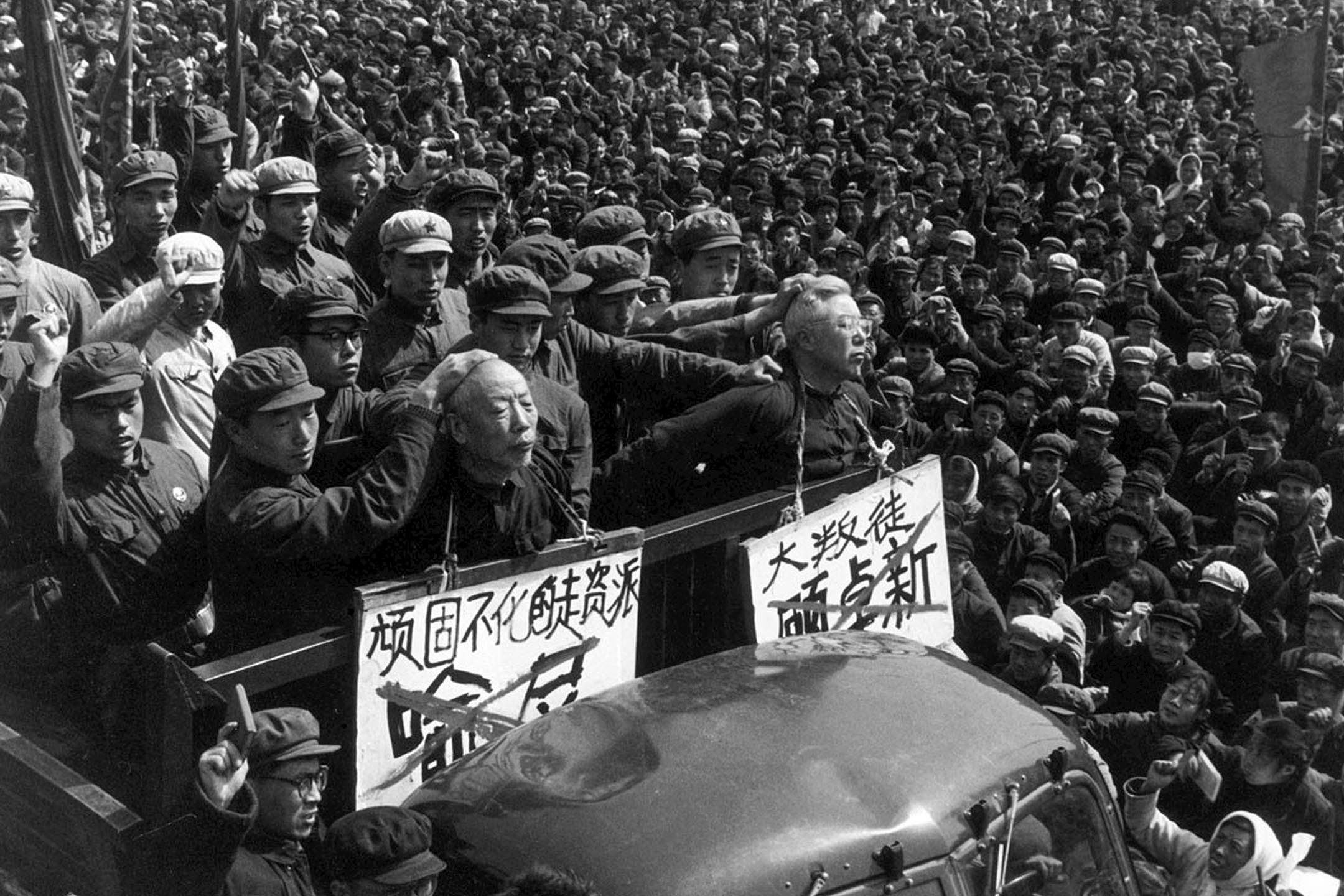 1968年2月1日，文化大革命期间，各地发生批斗事件。图：Contributor/Getty Images