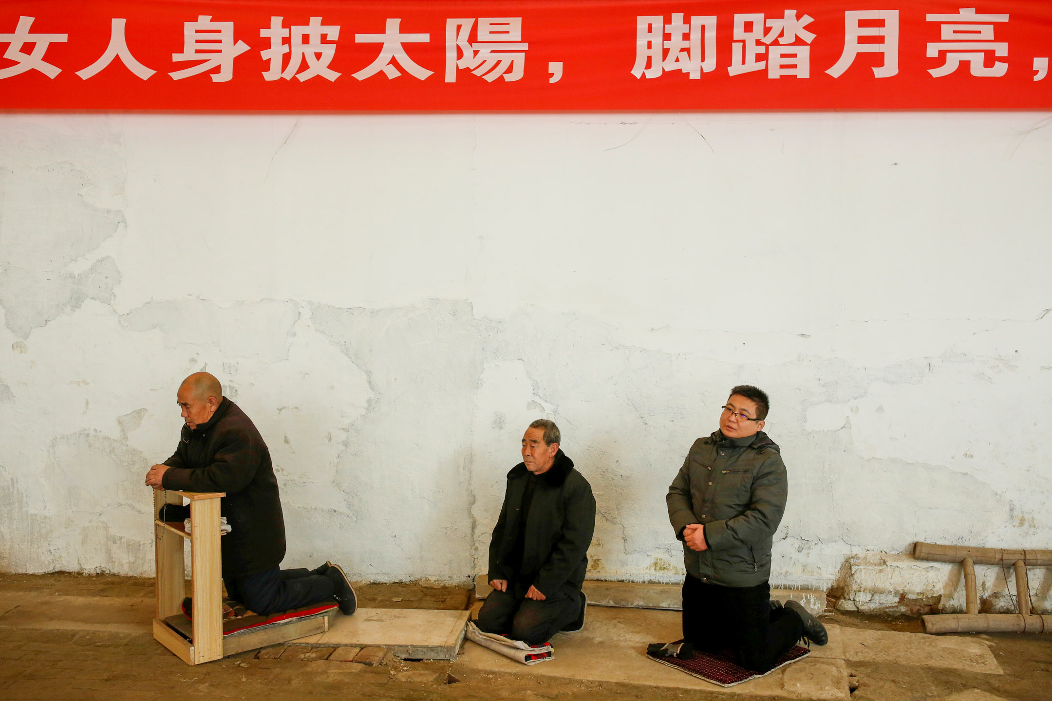 2016年12月11日，中国，男子在铁皮屋顶教堂参加周日礼拜。摄：Thomas Peter/Reuters/达志影像