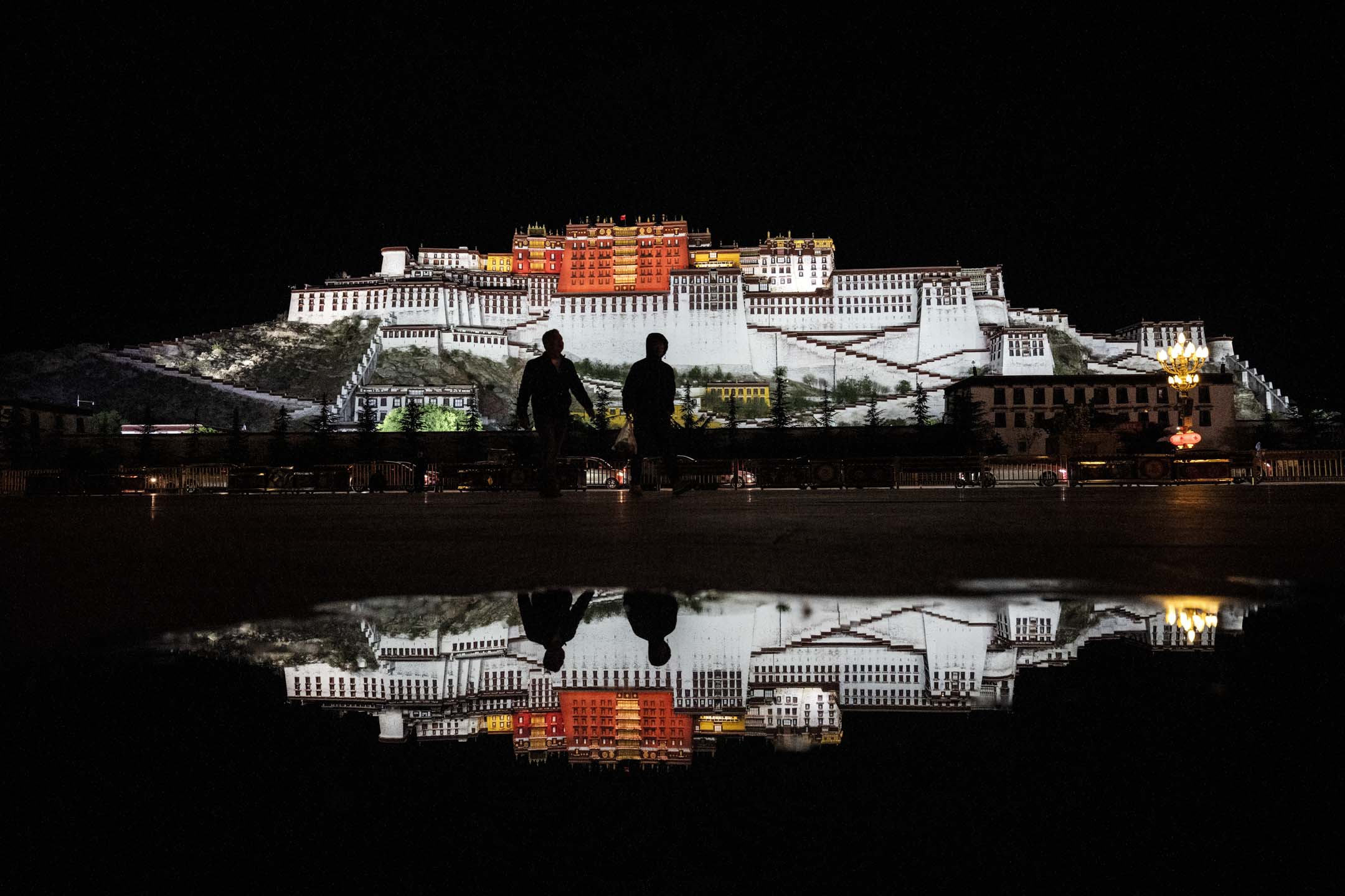 2023年6月16日，西藏拉萨得布达拉宫夜间灯火通明。摄：Kevin Frayer/Getty Images