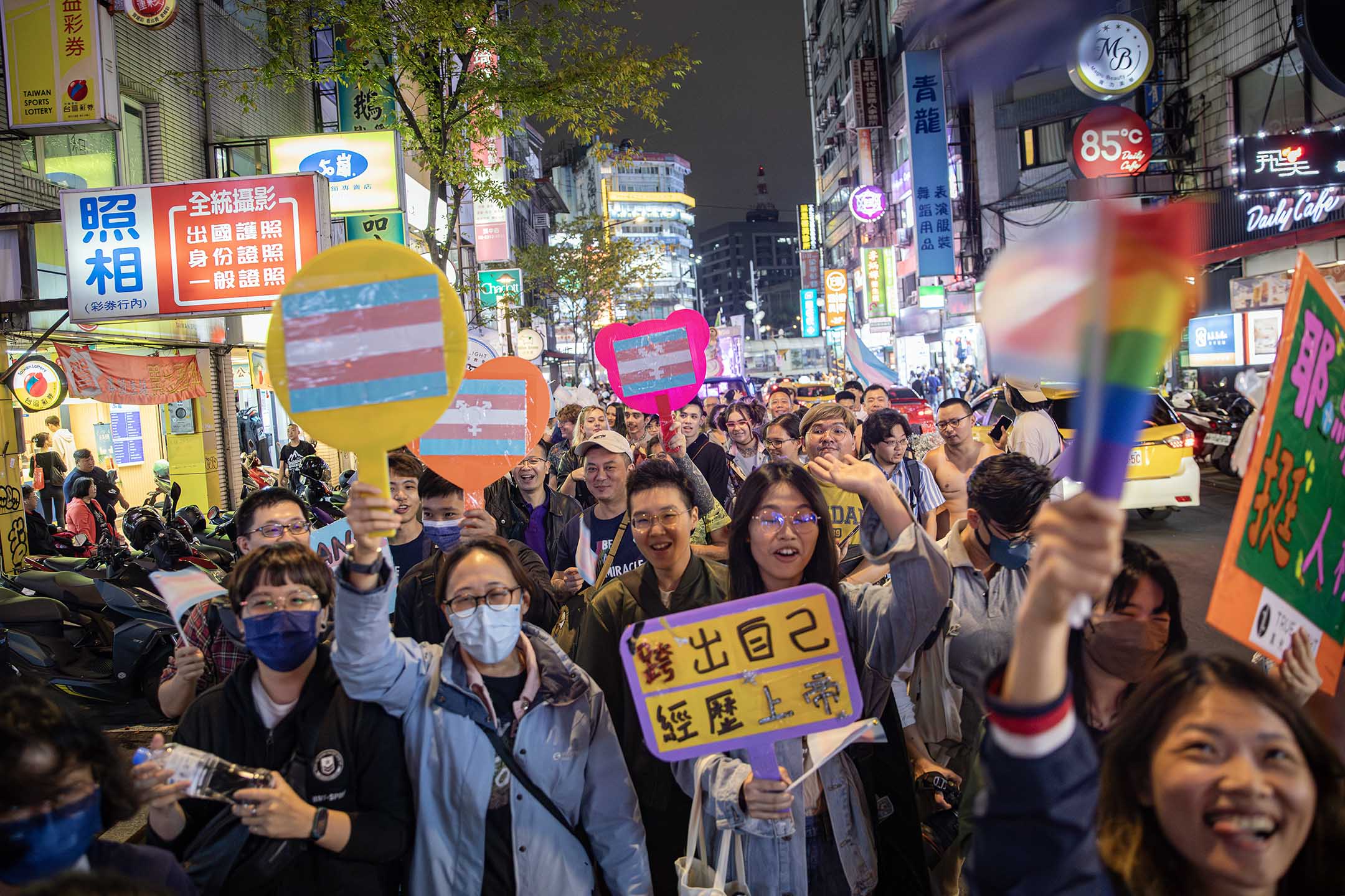 2023年10月27日，台湾跨性别游行。摄：陈焯𪸩/端传媒