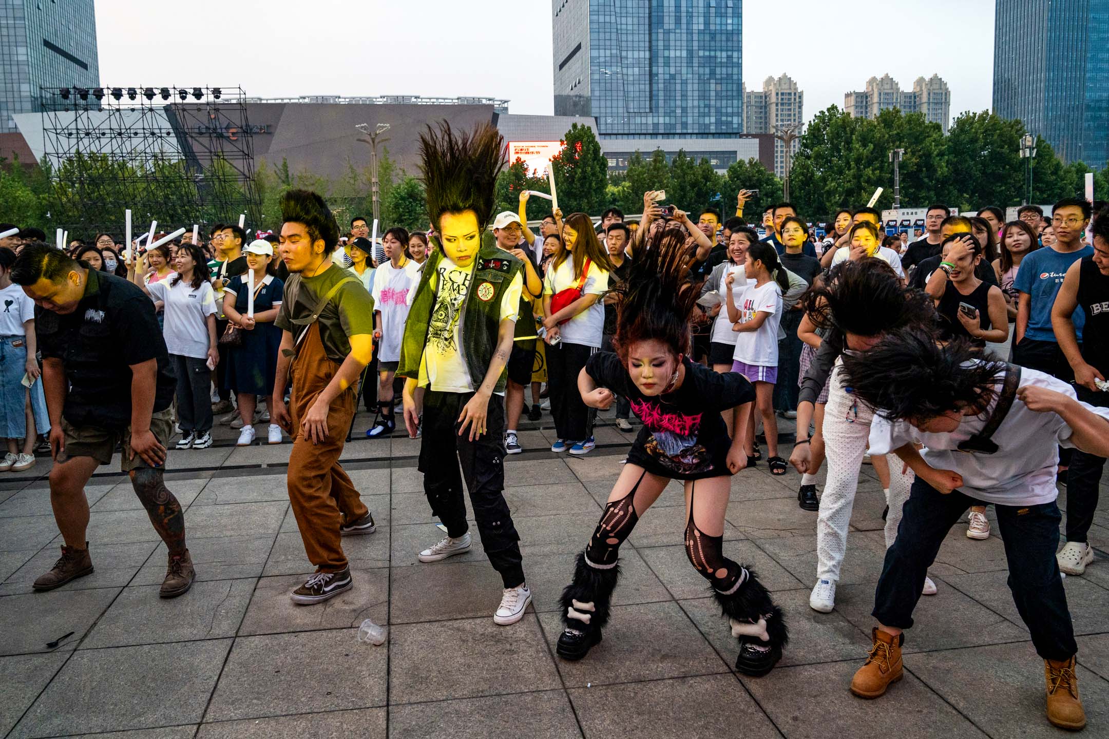 2023年9月4日，石家庄摇音乐节，观众在现场跳舞。摄：Andrea Verdelli/Bloomberg via Getty Images