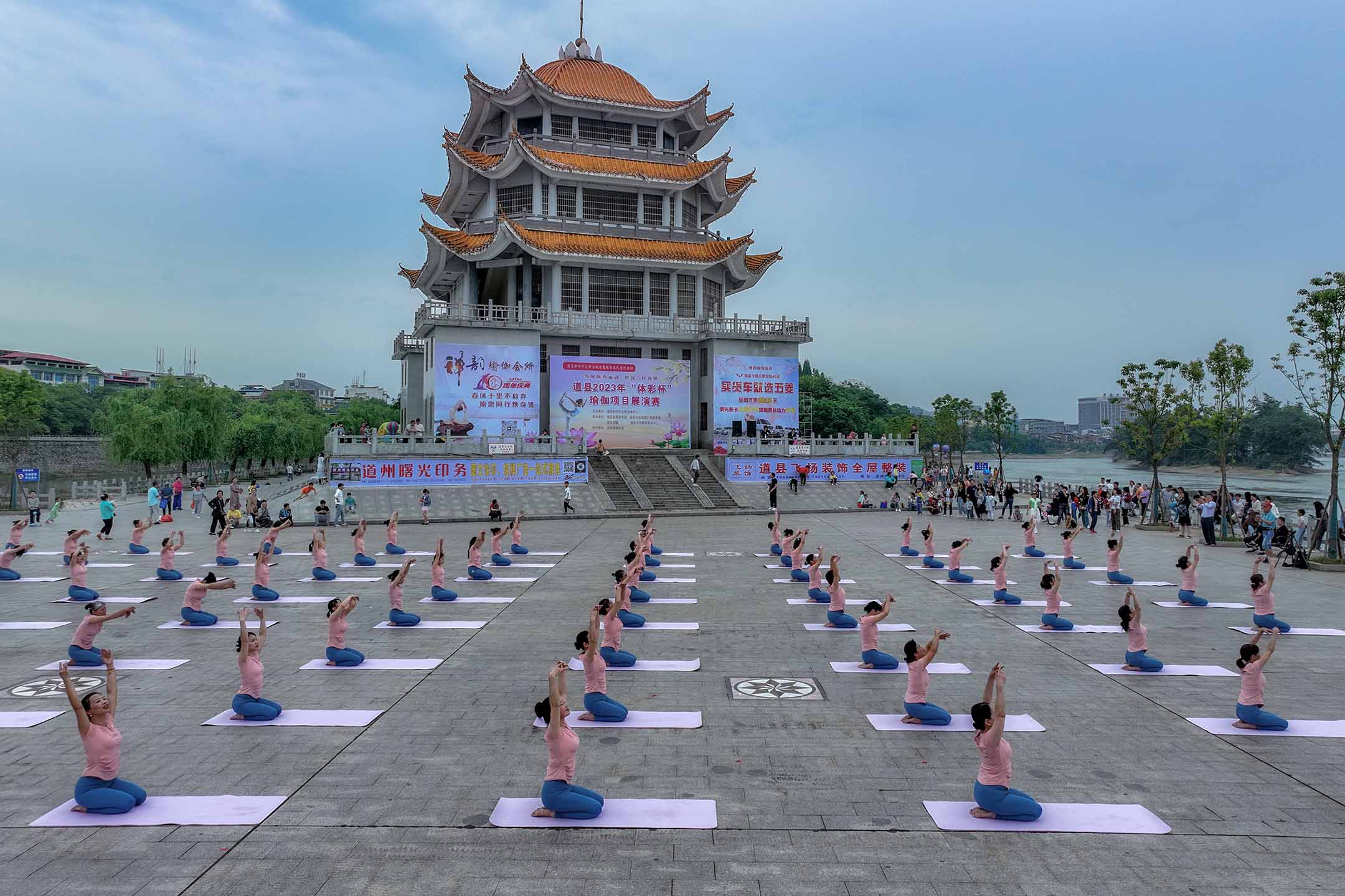 2023年5月13日，湖南省永州市民在廣場上練習瑜珈。圖：VCG via Getty Images