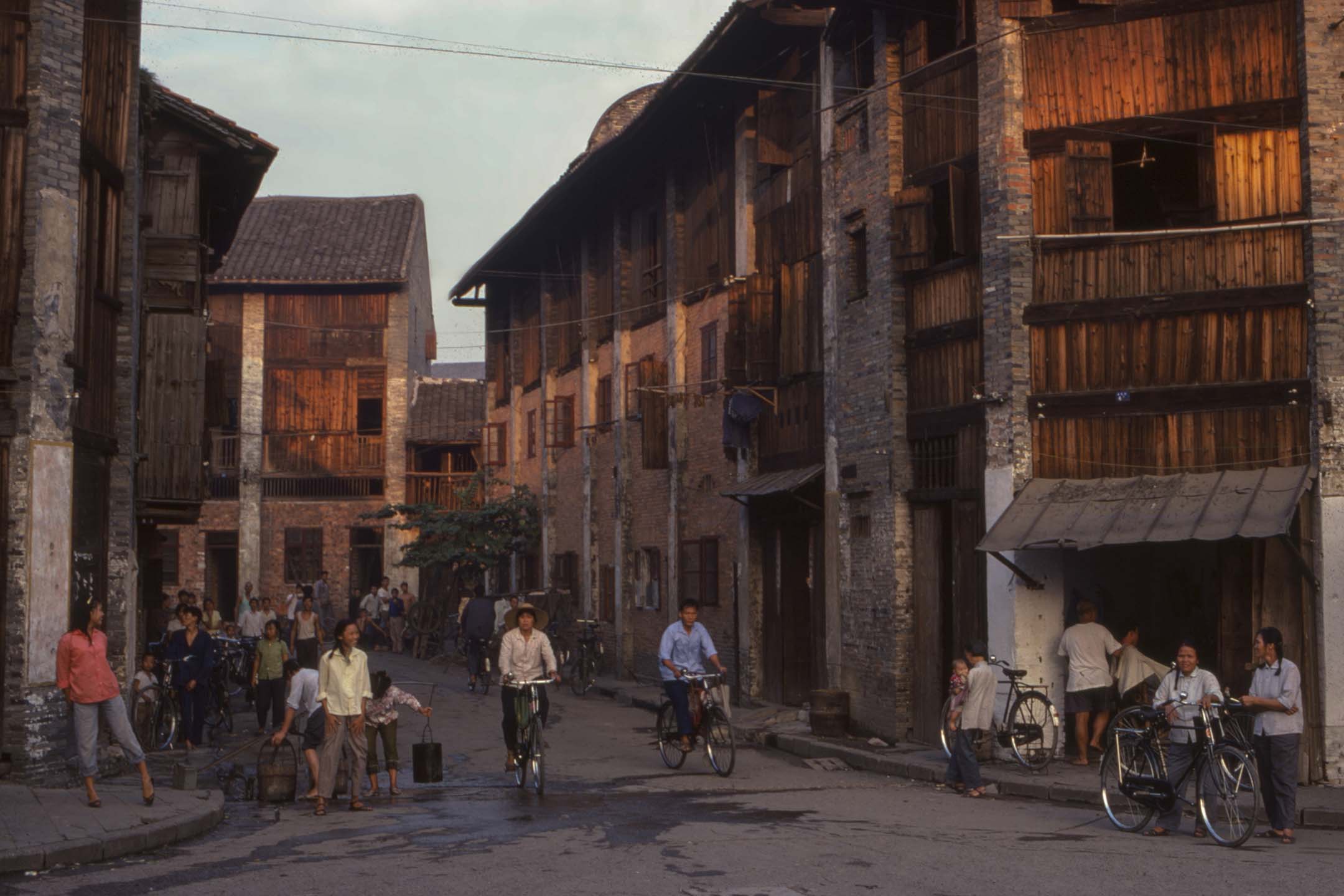 1970年，广西南宁的古街。摄：Paolo KOCH/Gamma-Rapho via Getty Images