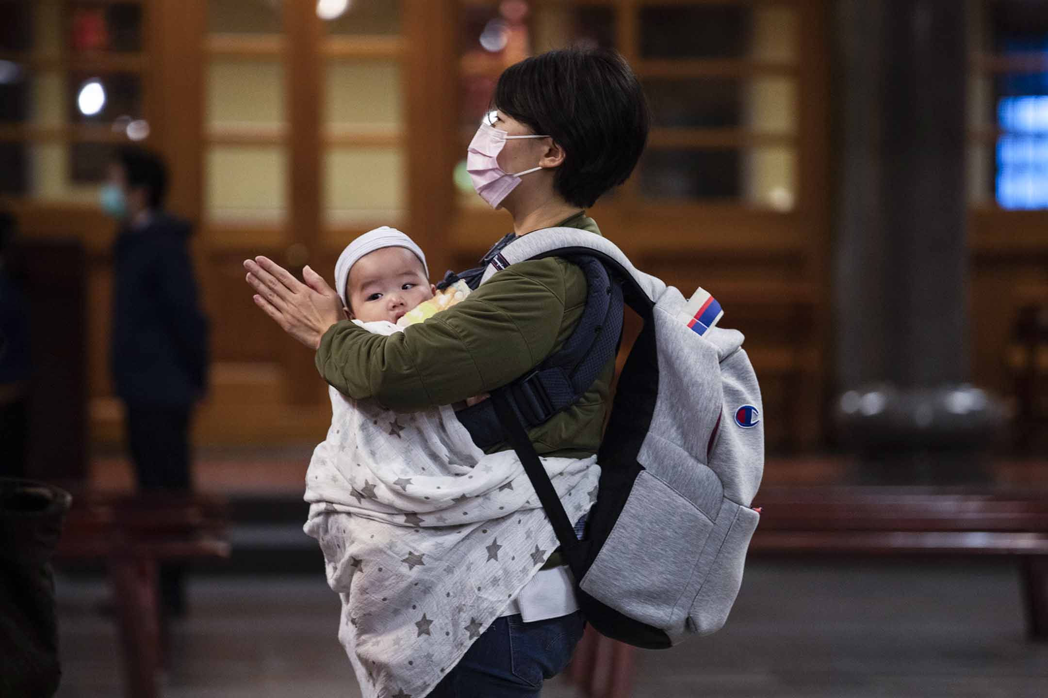 2020年3月17日，台北，一位母親帶著她的孩子祈福。攝：Paula Bronstein/Getty Images